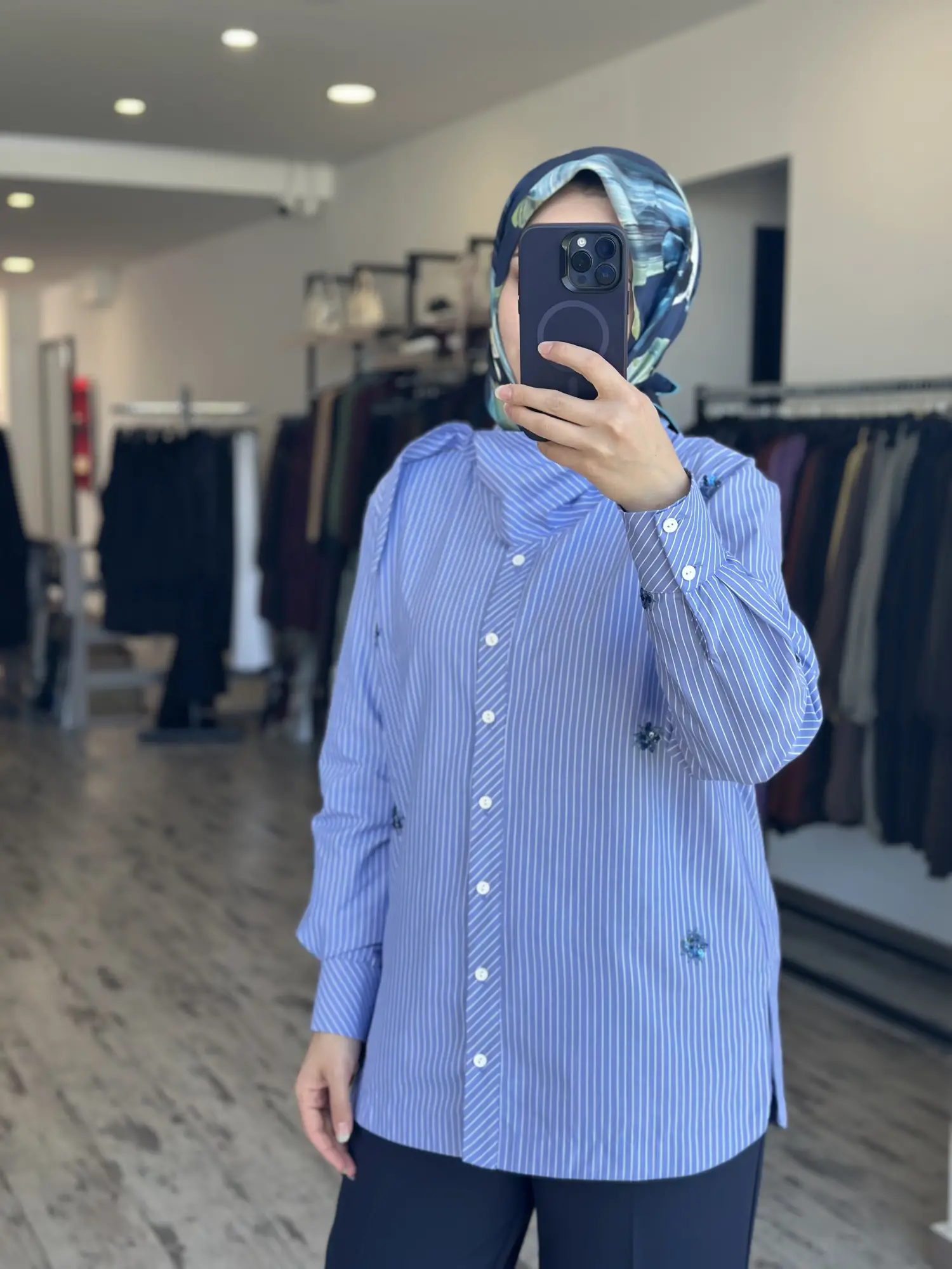 Clande Fular ve Payet Detaylı Çizgili Poplin Gömlek