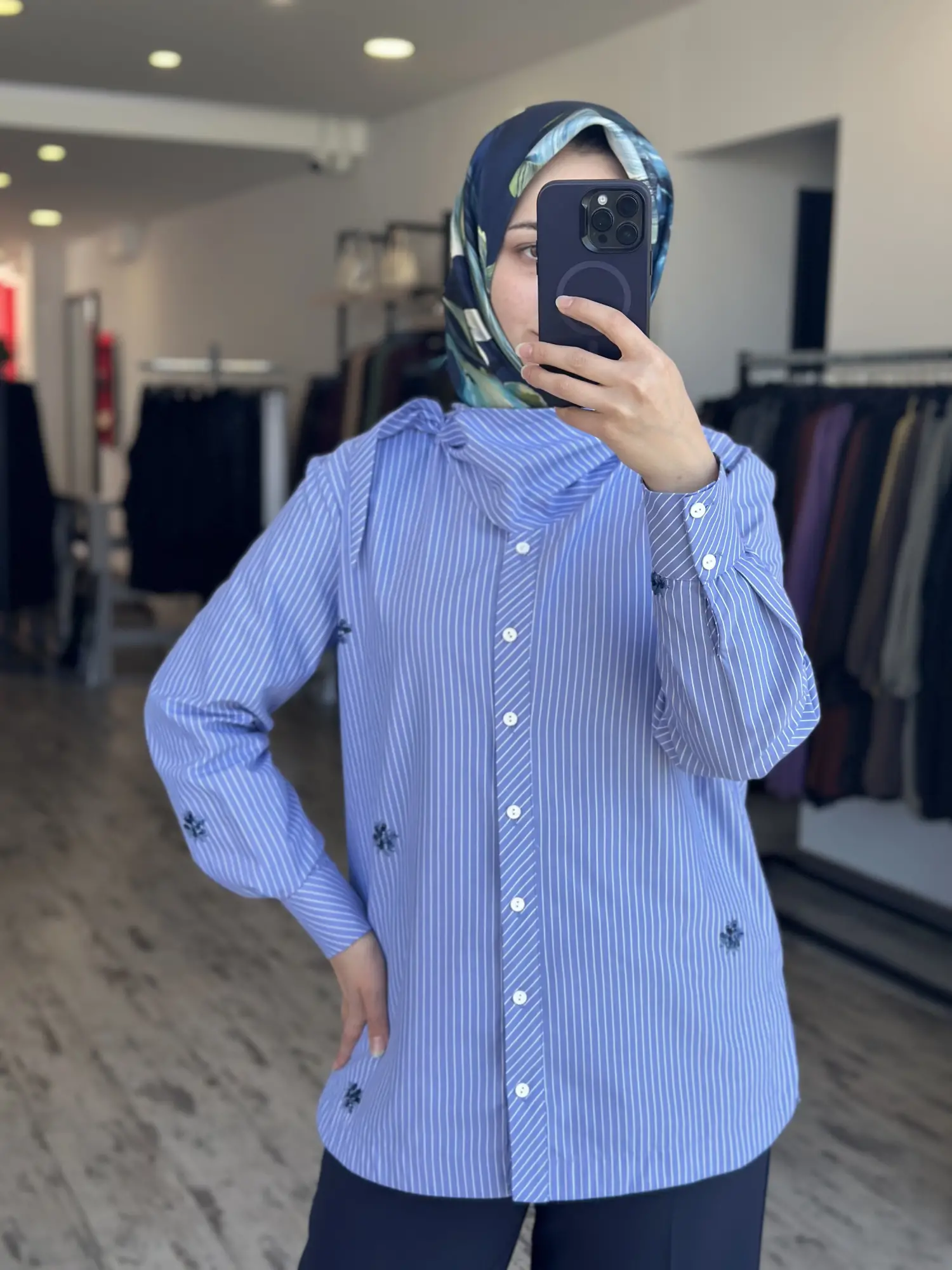 Clande Fular ve Payet Detaylı Çizgili Poplin Gömlek