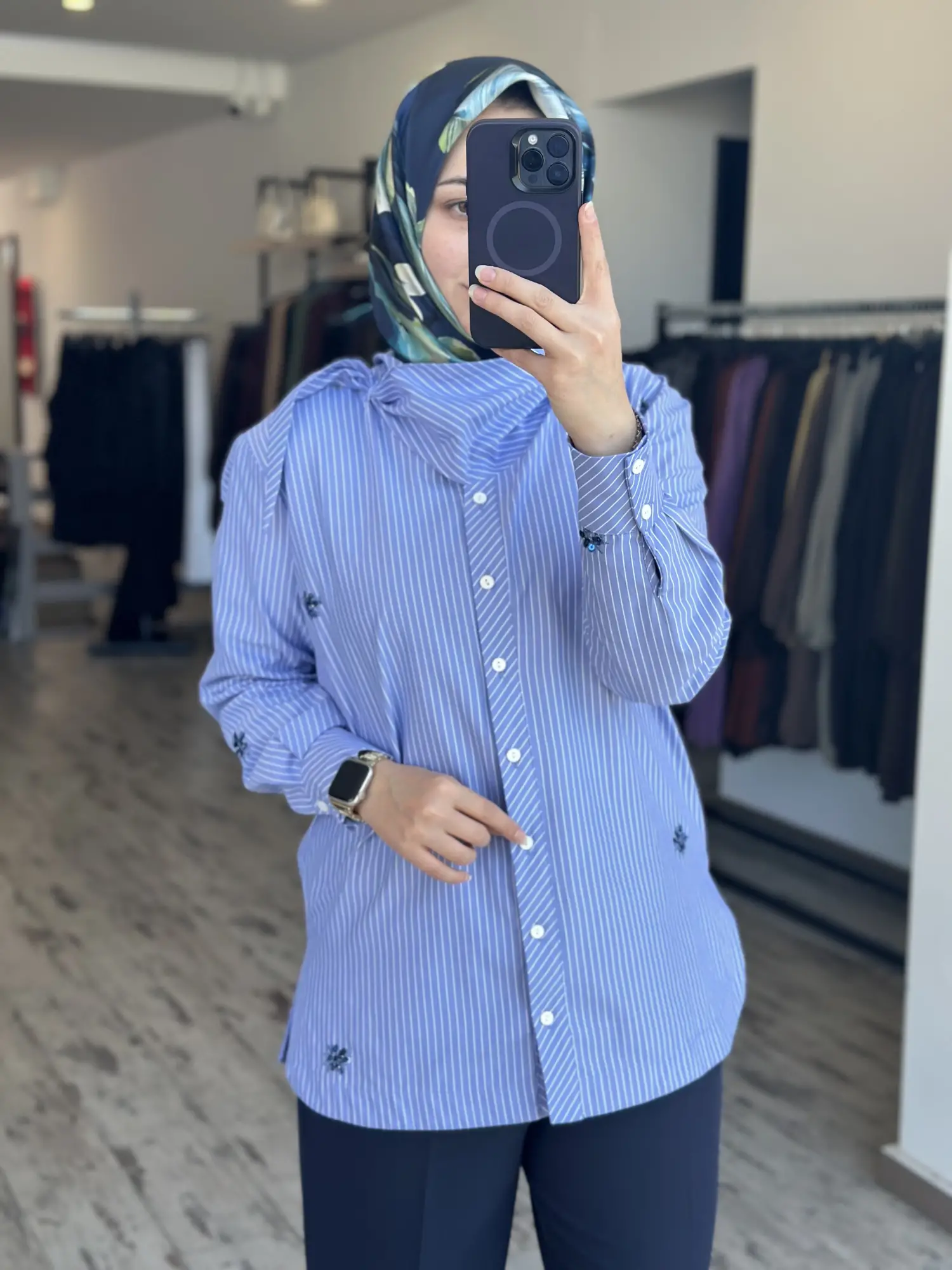 Clande Fular ve Payet Detaylı Çizgili Poplin Gömlek