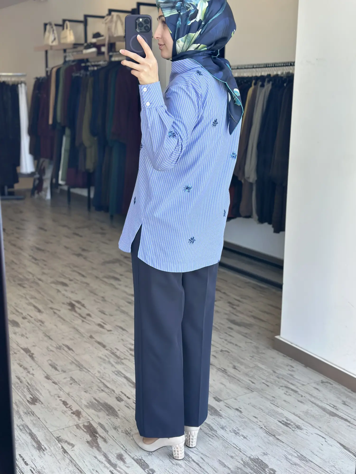 Clande Fular ve Payet Detaylı Çizgili Poplin Gömlek