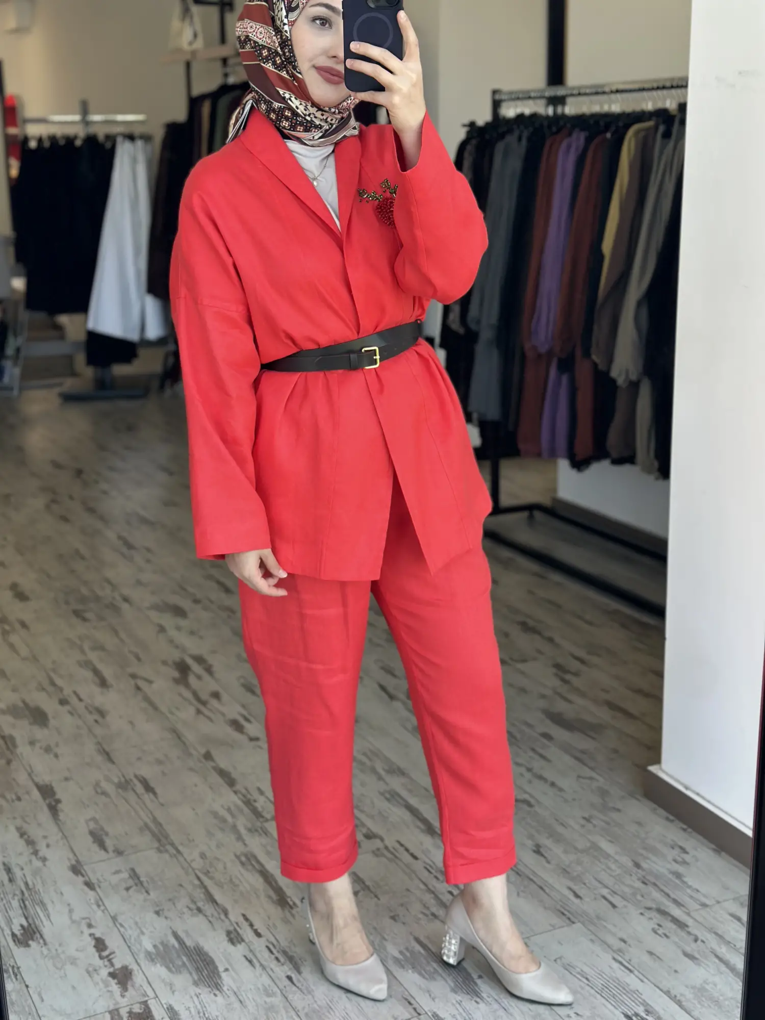 Vuu Broş Detaylı Kemerli Keten Ceket Pantolon Takım