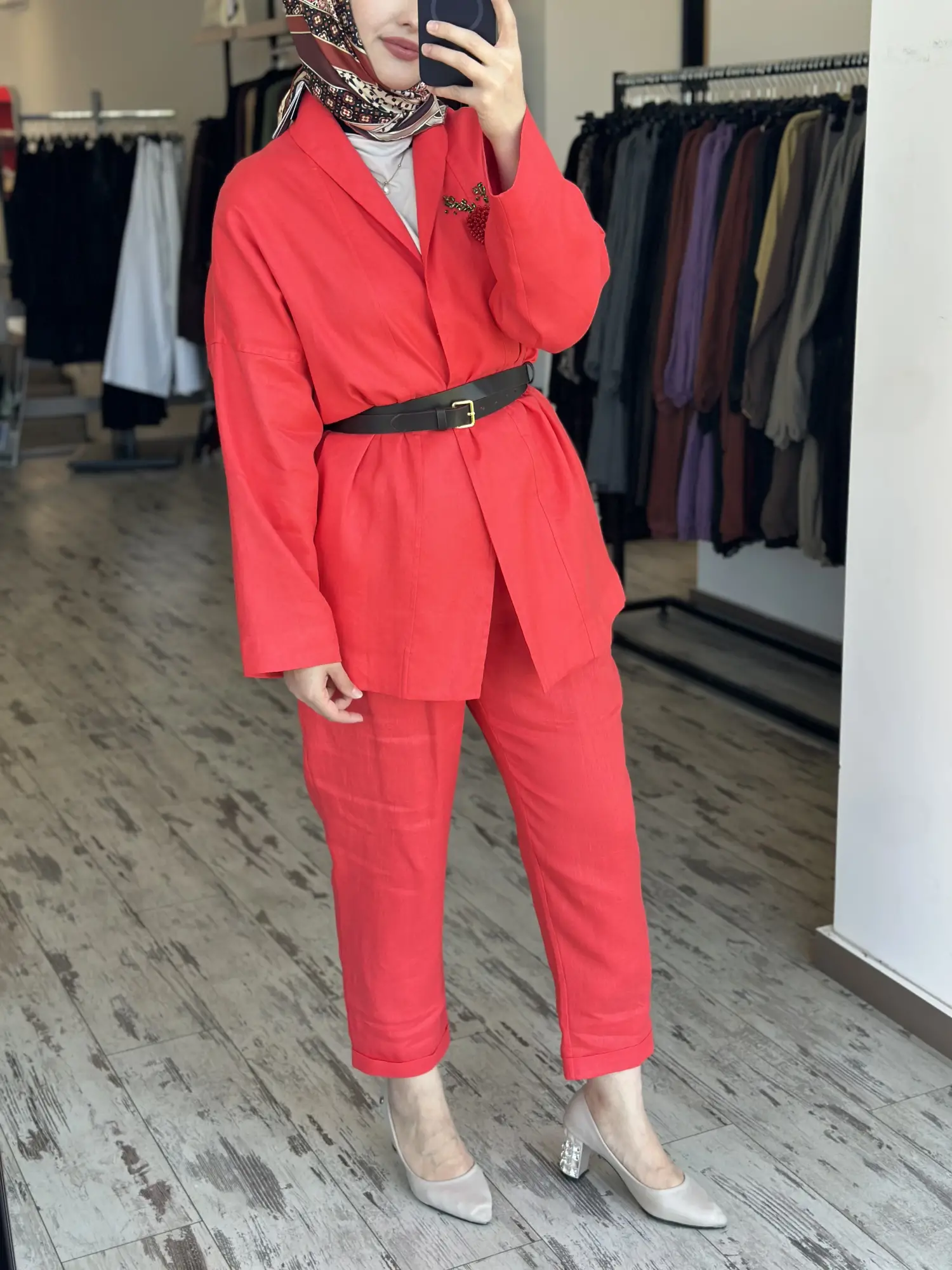 Vuu Broş Detaylı Kemerli Keten Ceket Pantolon Takım