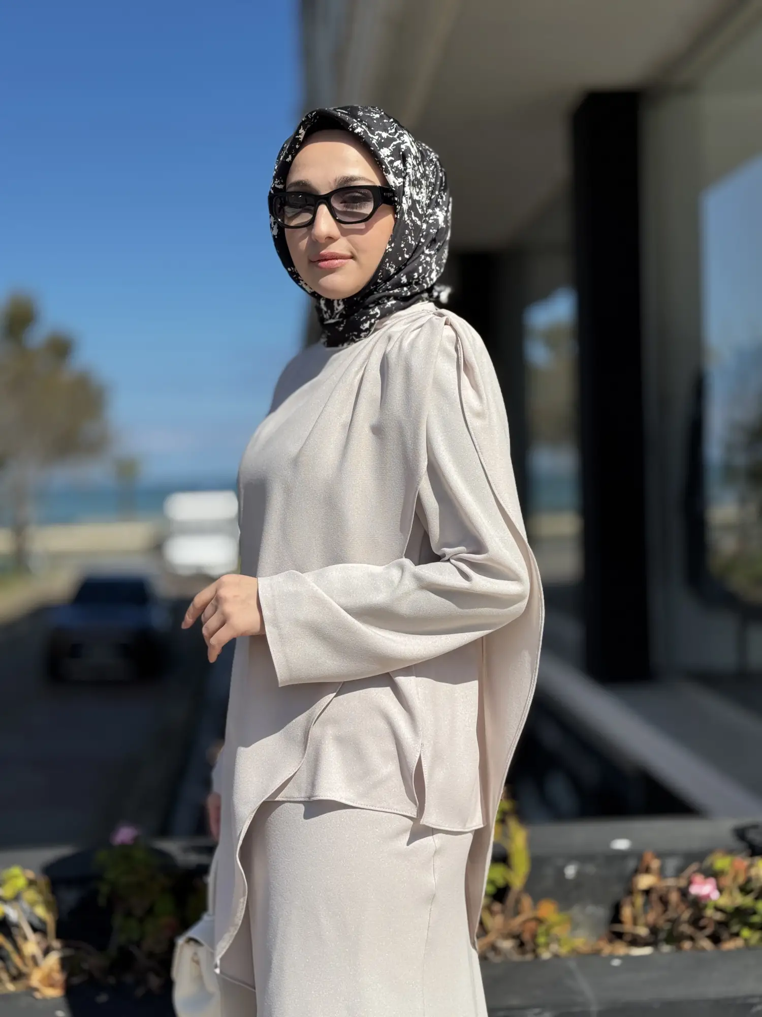QooQ Store Drape ve Kapama Detaylı Şık Shin Bluz Etek Takım 26SS225
