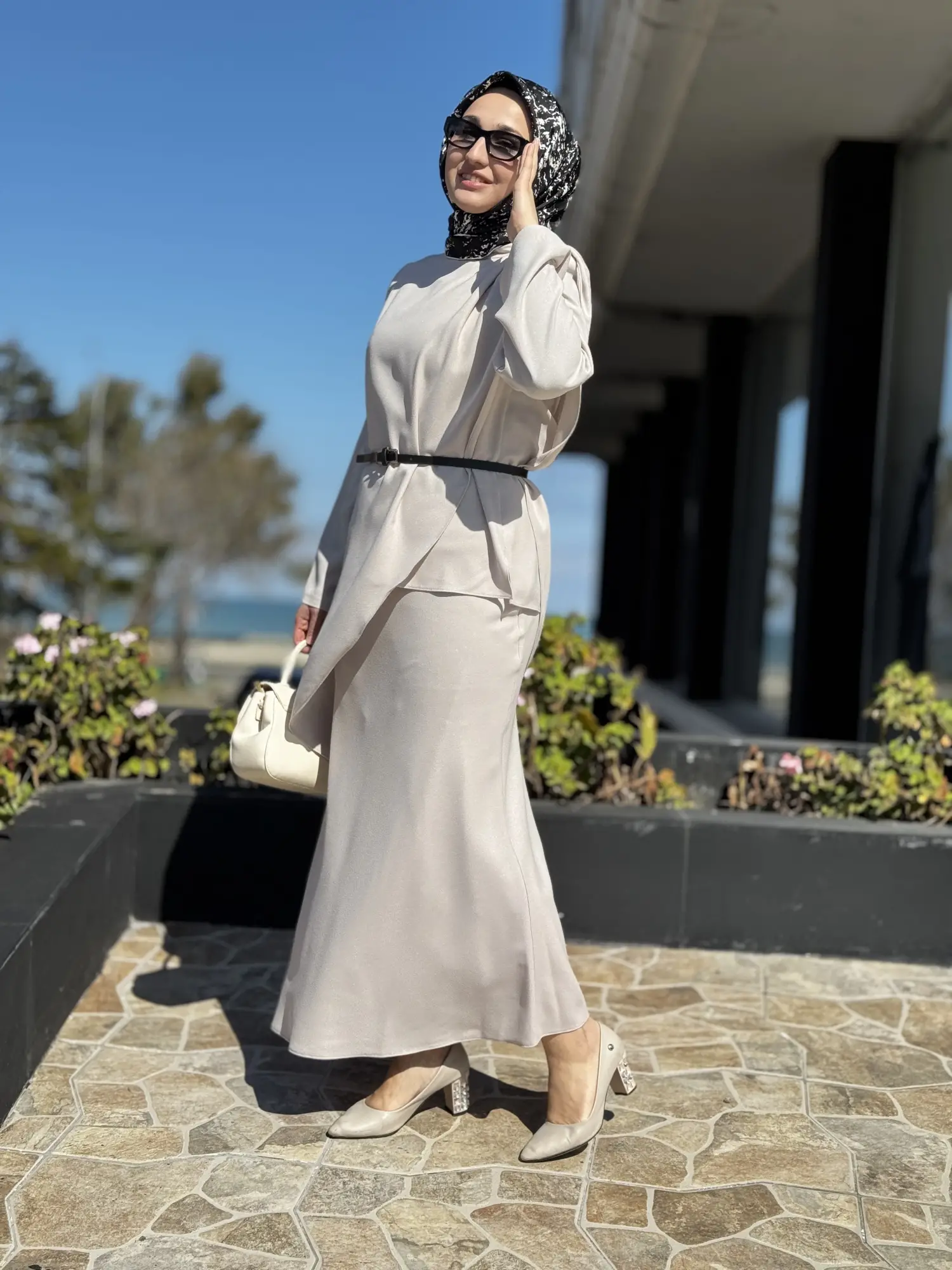 QooQ Store Drape ve Kapama Detaylı Şık Shin Bluz Etek Takım 26SS225