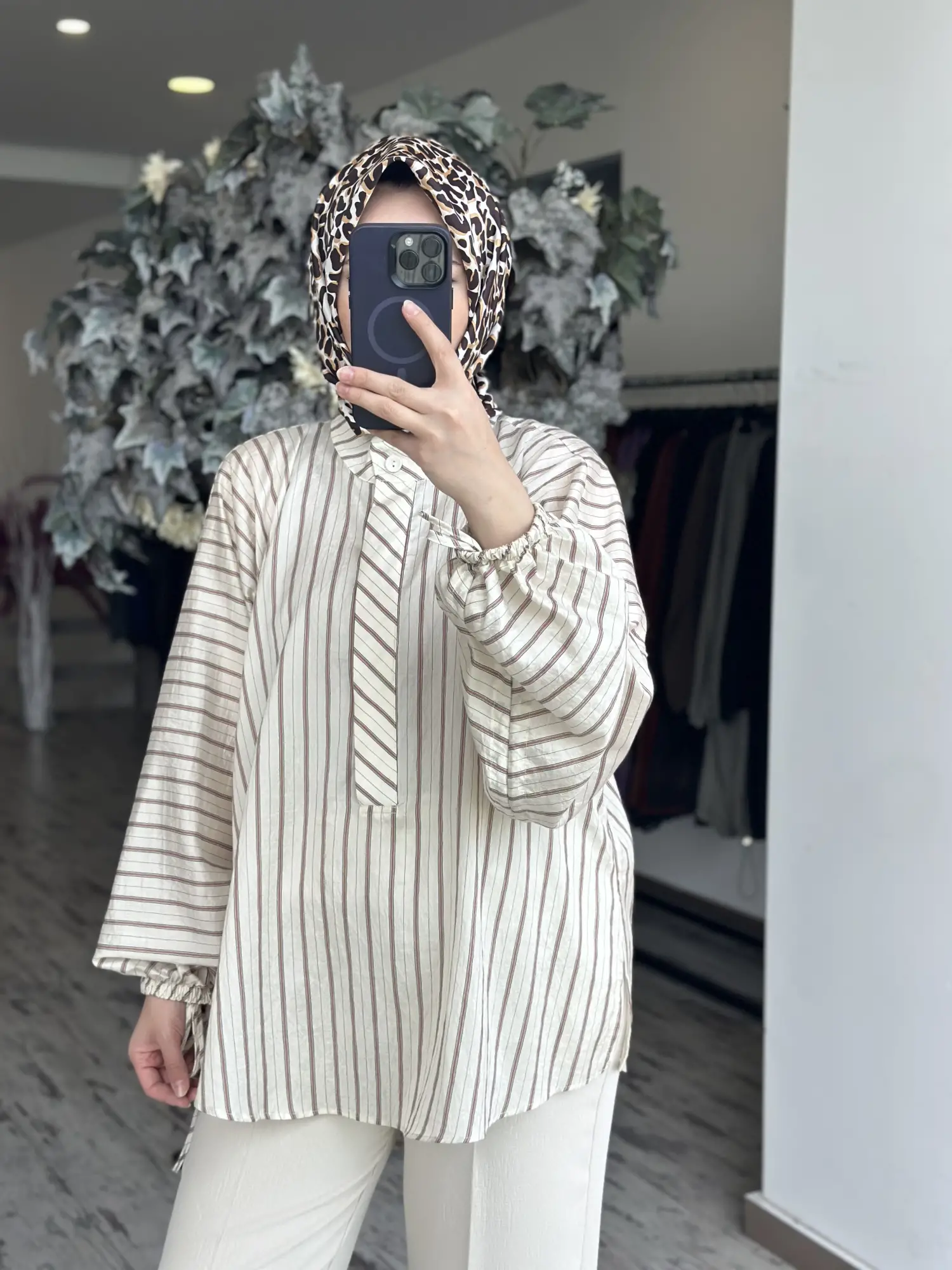 Almarwah Kolları Lastikli ve Büzgülü Yandan Yırtmaçlı Çizgili Gömlek 101007