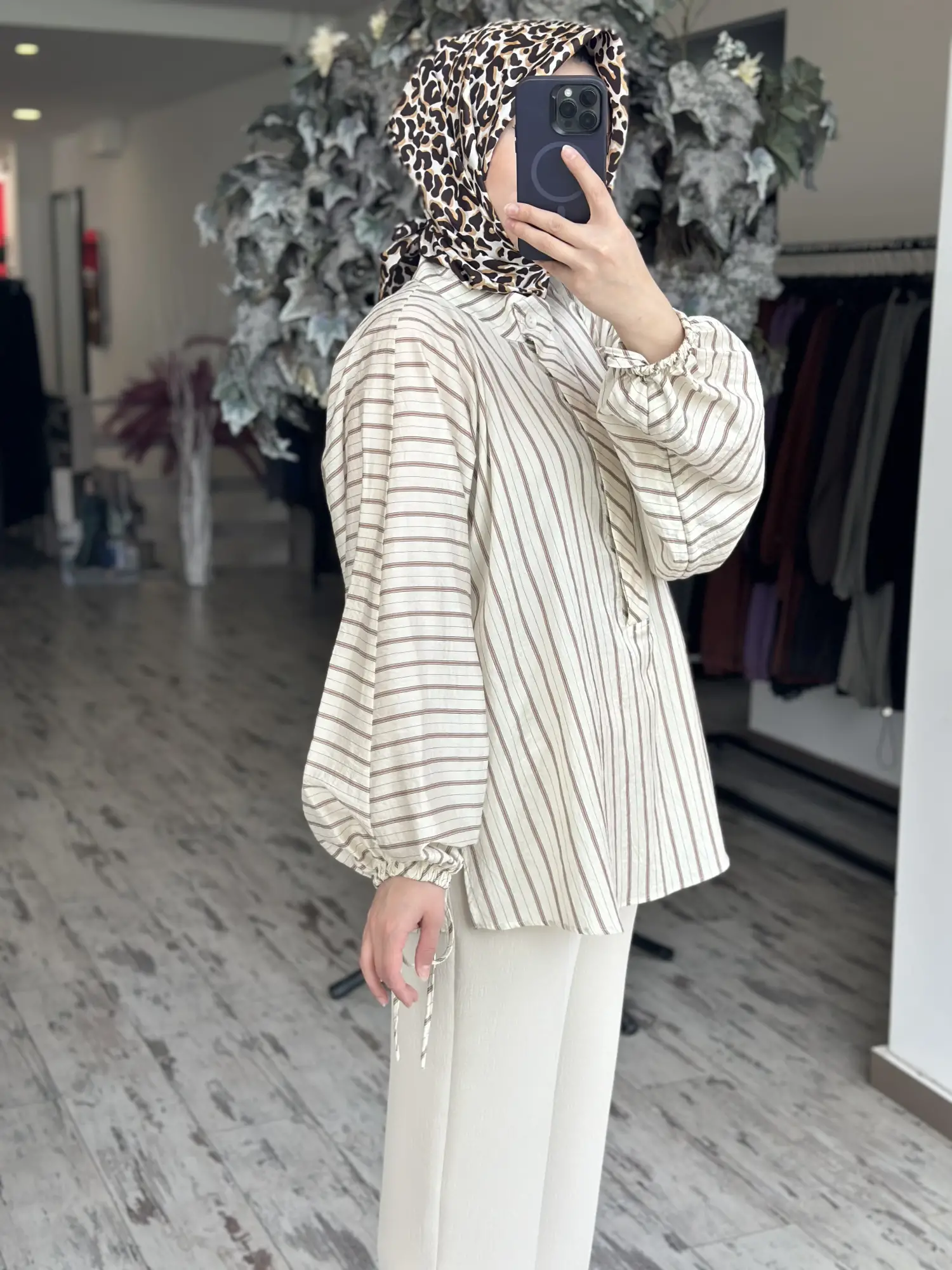 Almarwah Kolları Lastikli ve Büzgülü Yandan Yırtmaçlı Çizgili Gömlek 101007