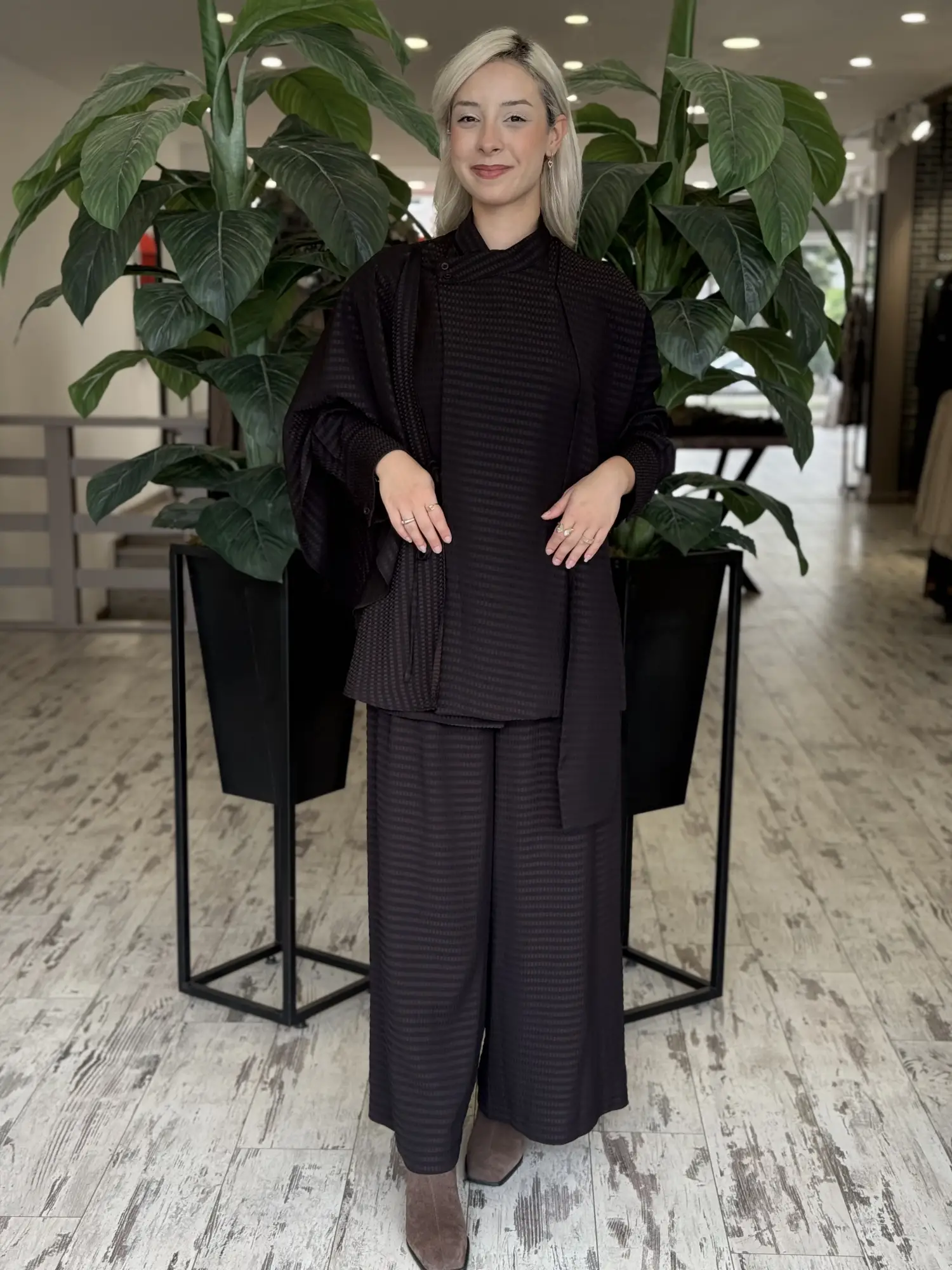 QooQ Store Desenli Pelerin Detaylı Şal Bağlamalı Ceket Pantolon Takım 27FW201
