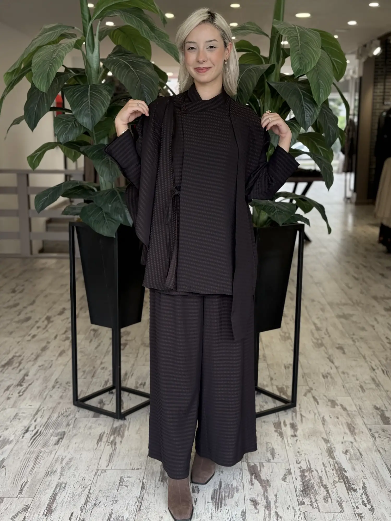 QooQ Store Desenli Pelerin Detaylı Şal Bağlamalı Ceket Pantolon Takım 27FW201