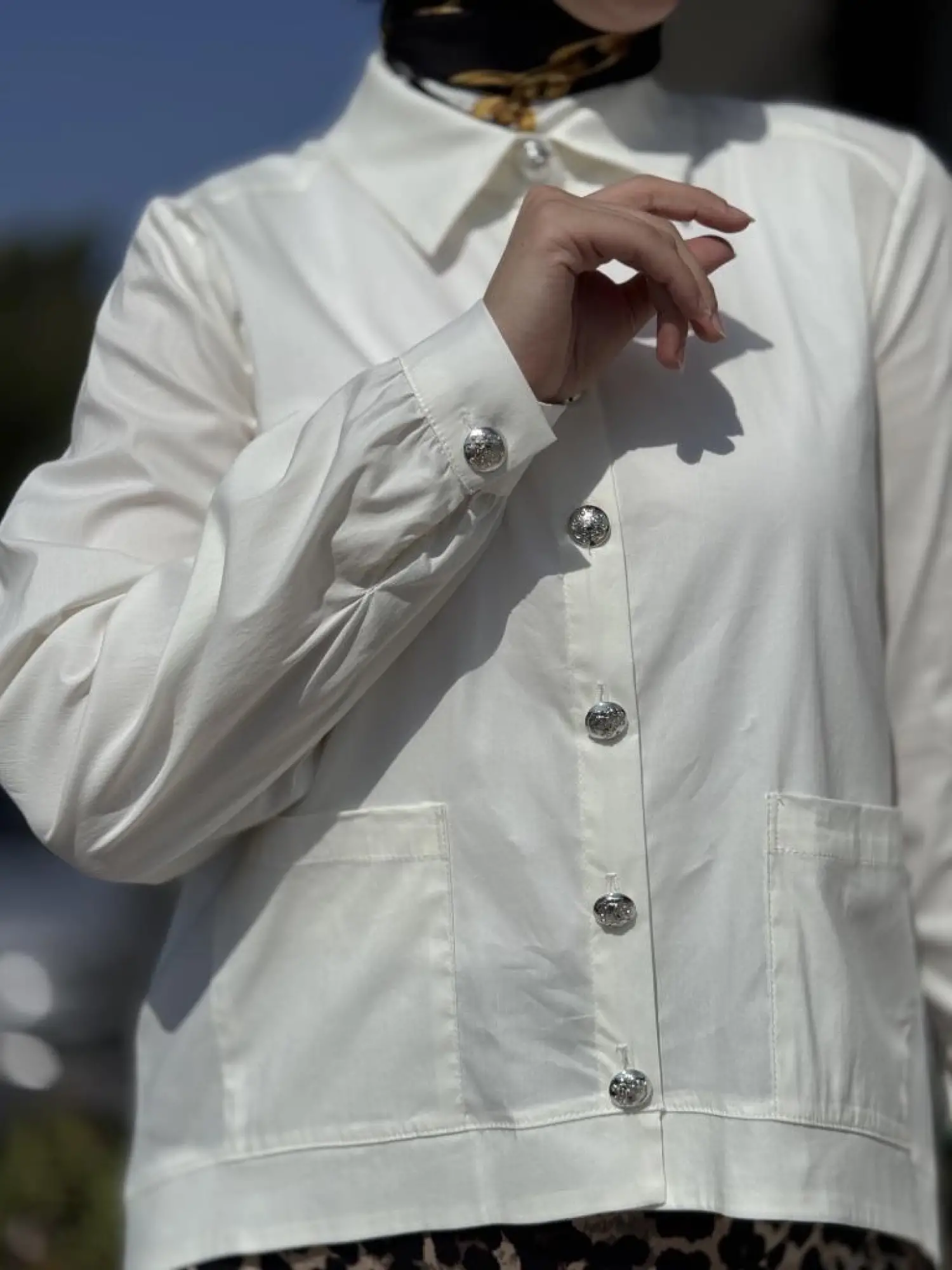 Almarwah Metal Düğmeli Cep Detaylı Asimetrik Gömlek 101986