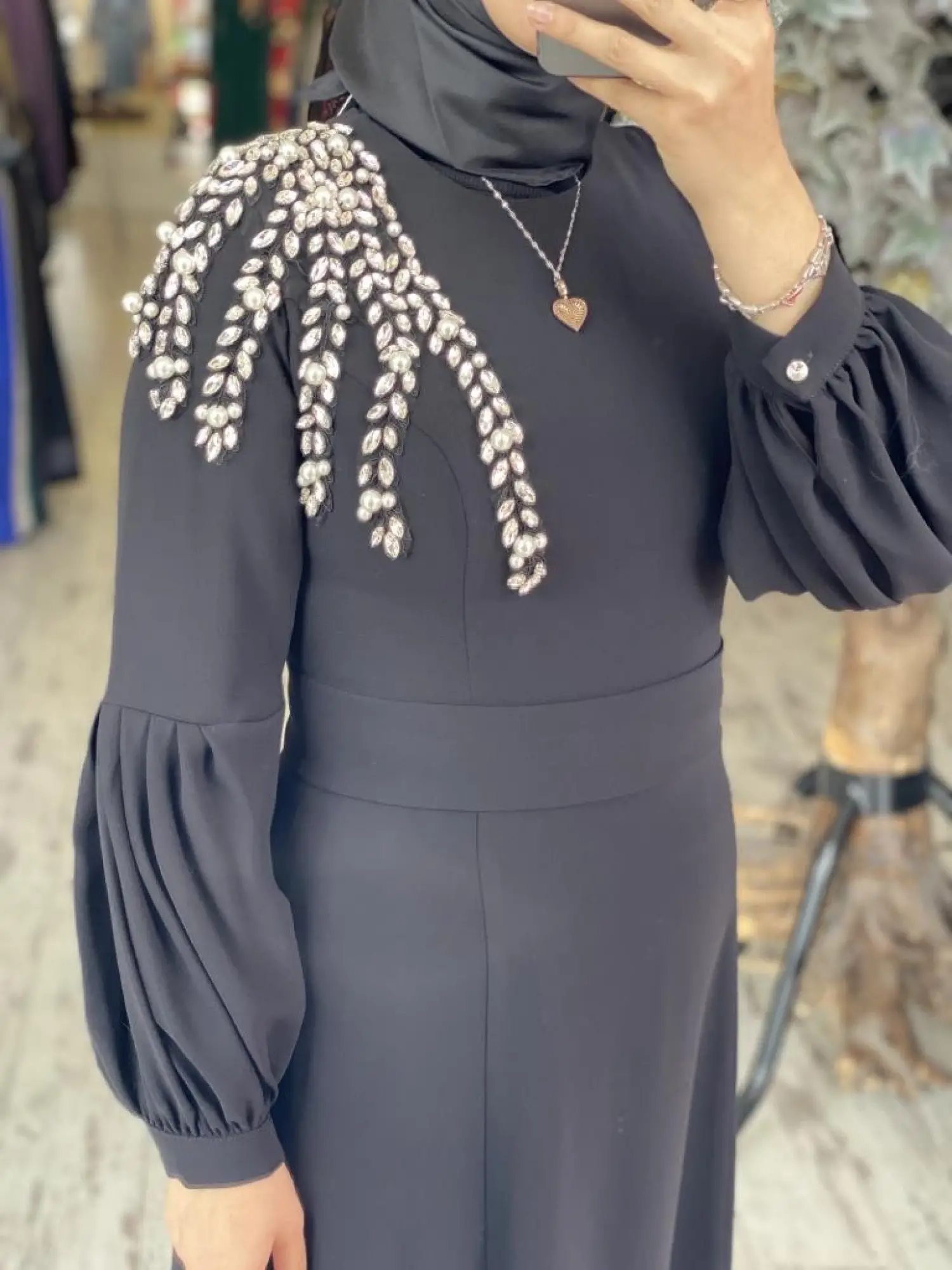 Almarwah Omuzu İnci Ve Taş Detaylı Şık Siyah Elbise 90487