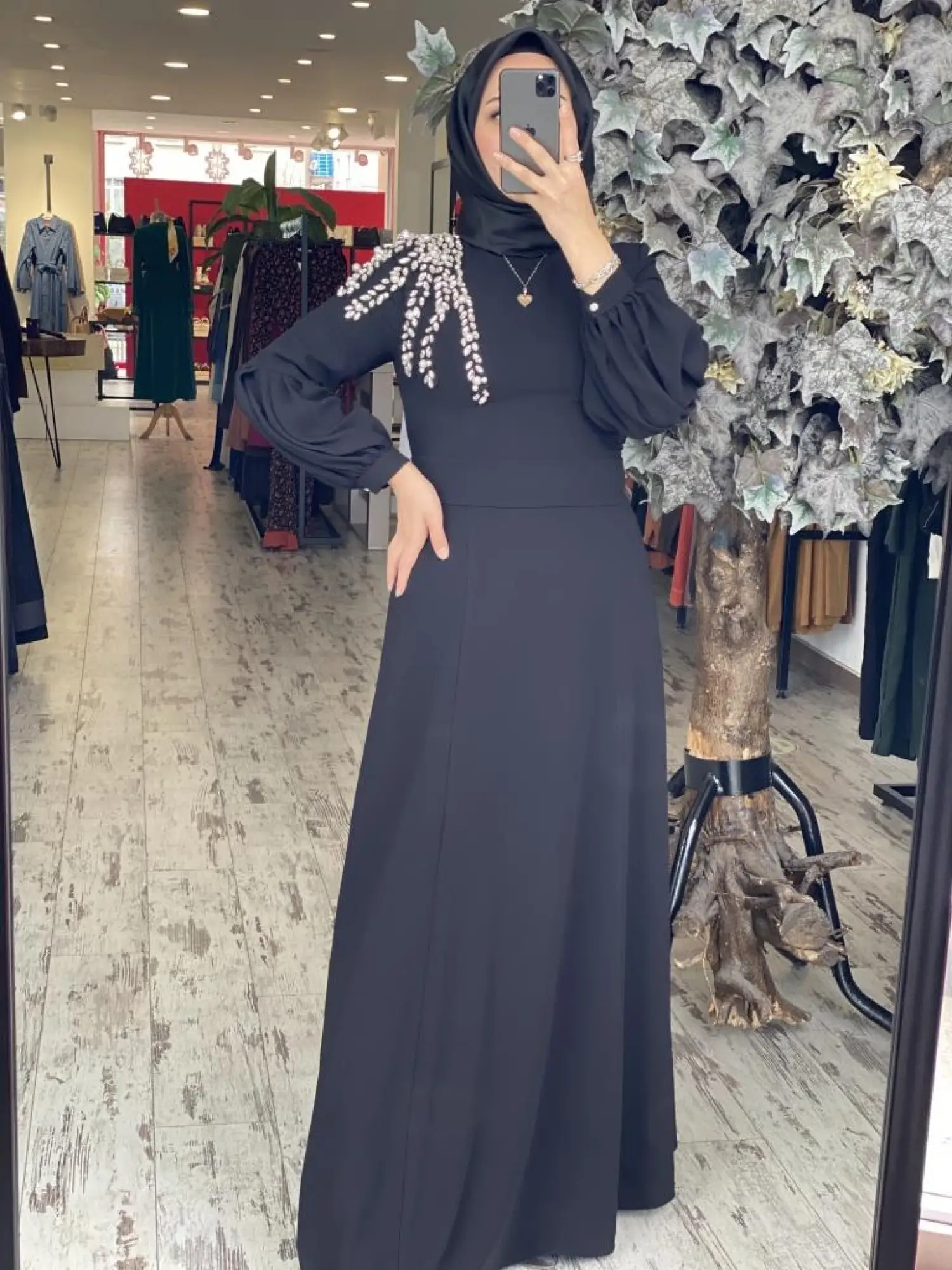 Almarwah Omuzu İnci Ve Taş Detaylı Şık Siyah Elbise 90487