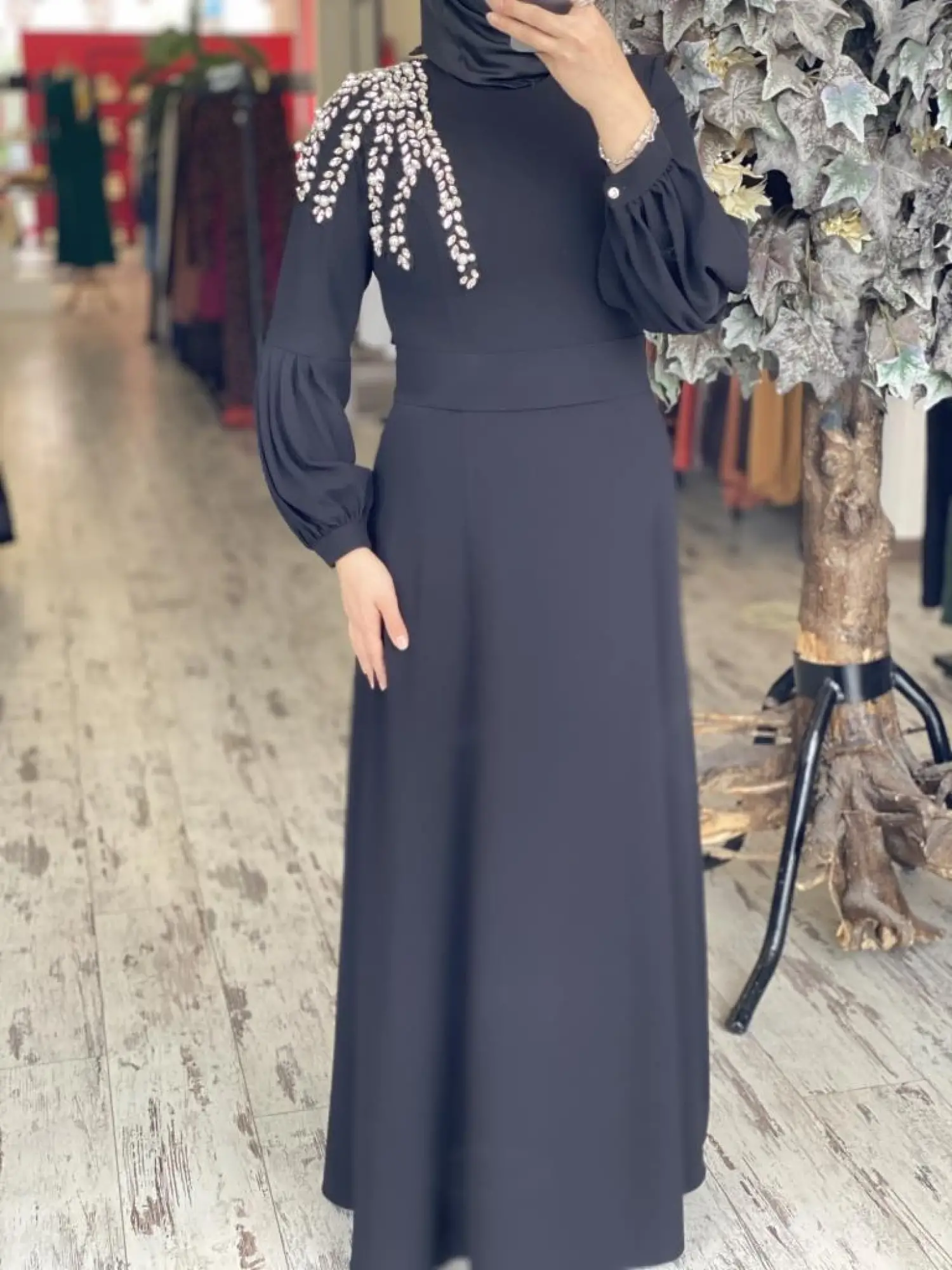 Almarwah Omuzu İnci Ve Taş Detaylı Şık Siyah Elbise 90487