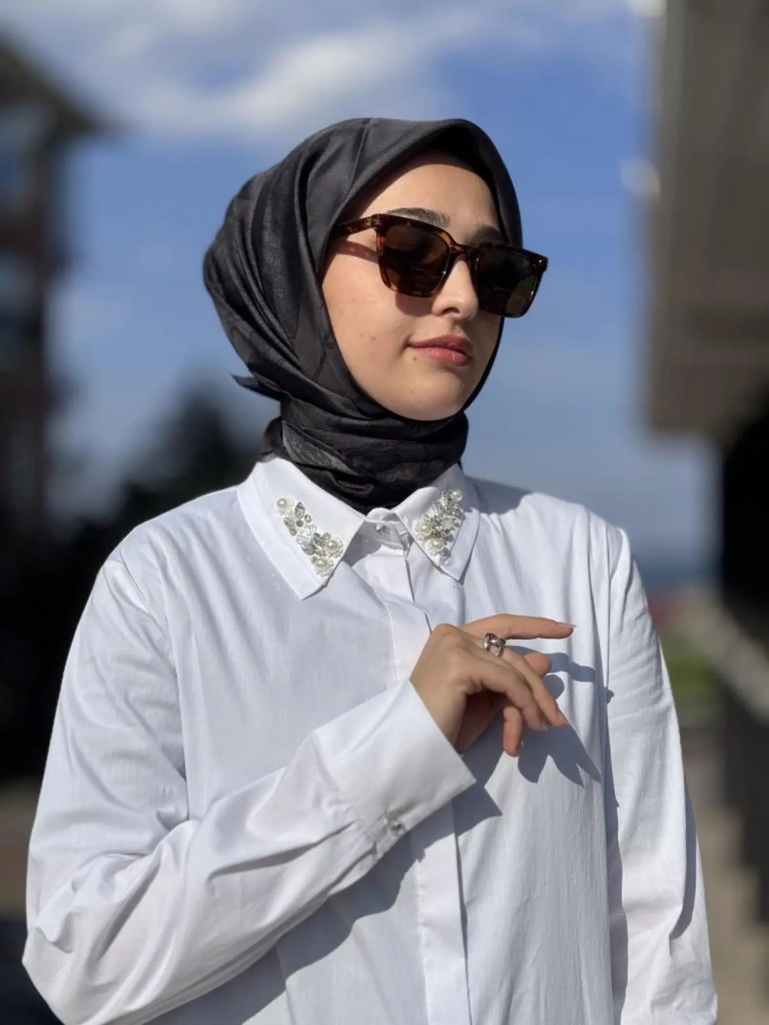 Almarwah Yakası İnci ve Taş Detaylı Poplin Gömlek 101999