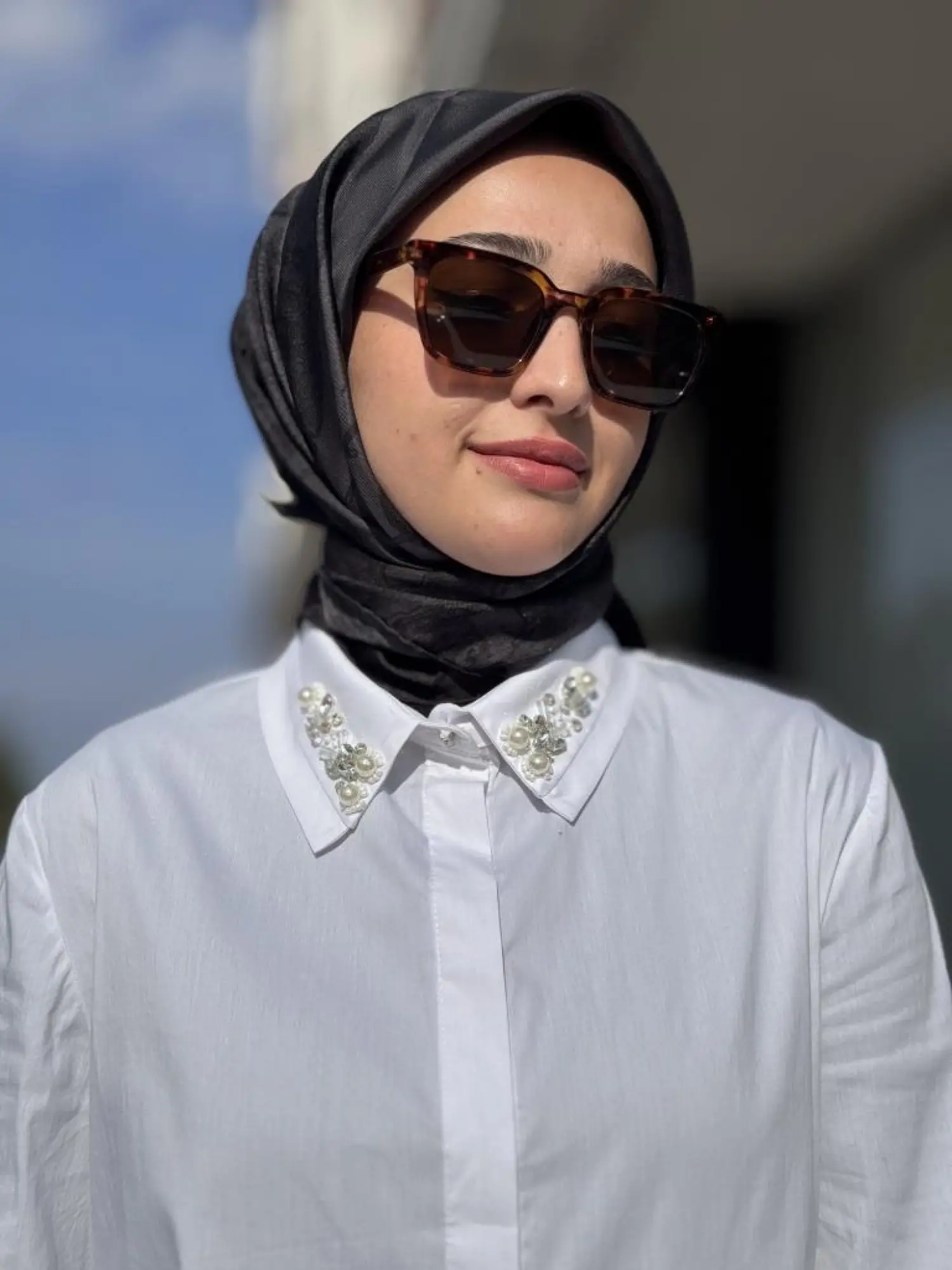 Almarwah Yakası İnci ve Taş Detaylı Poplin Gömlek 101999