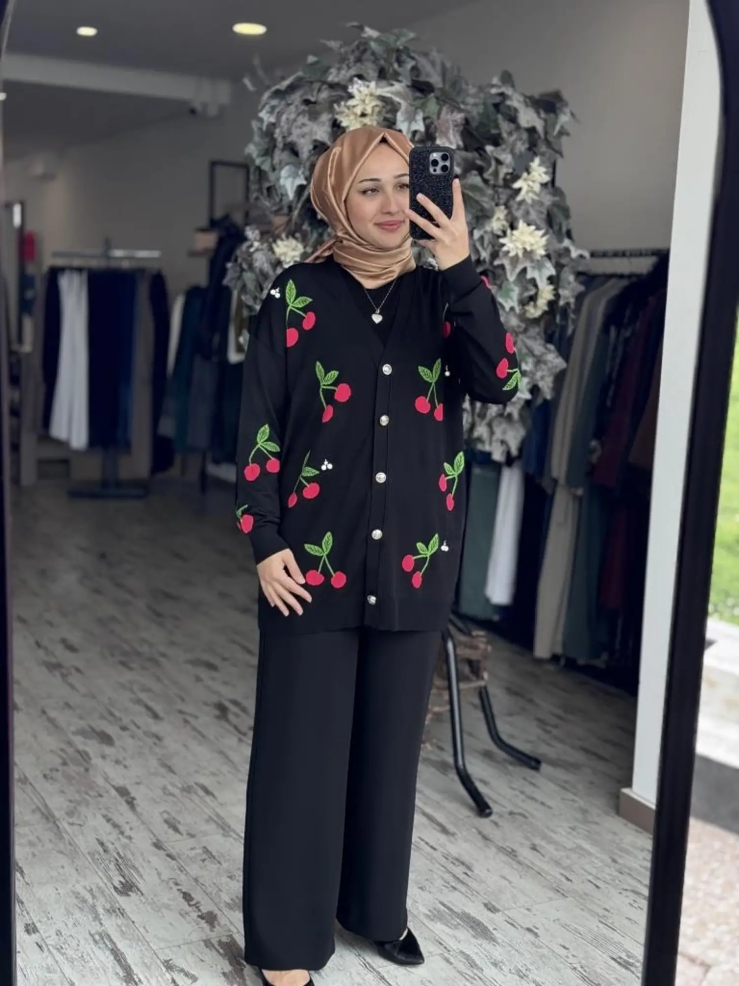 Ghisa Kiraz Desenli Broşlu Hırka 3091