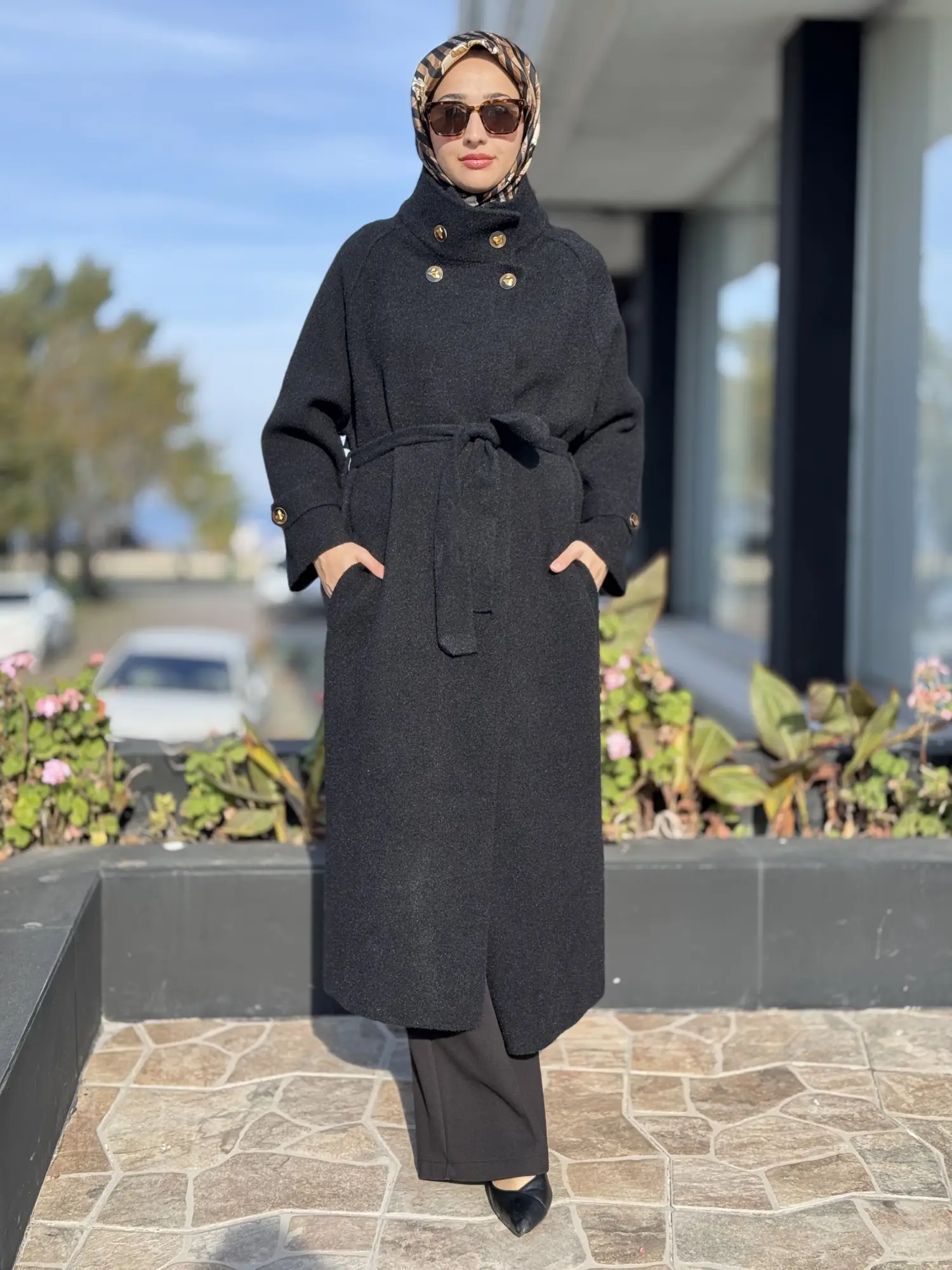 Ghisa Sırt Kapak ve Düğme Detaylı Kaban