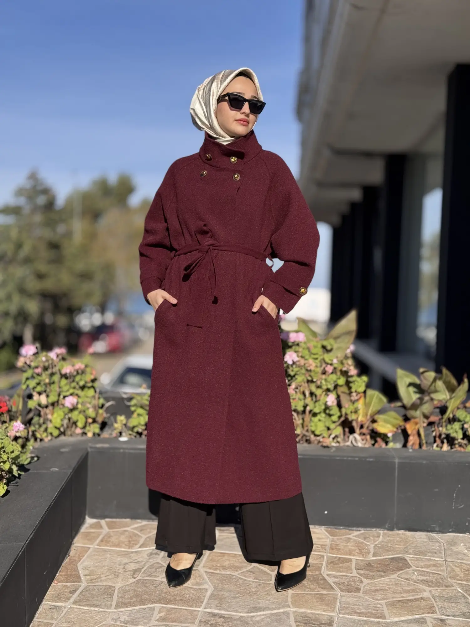 Ghisa Sırt Kapak ve Düğme Detaylı Kaban