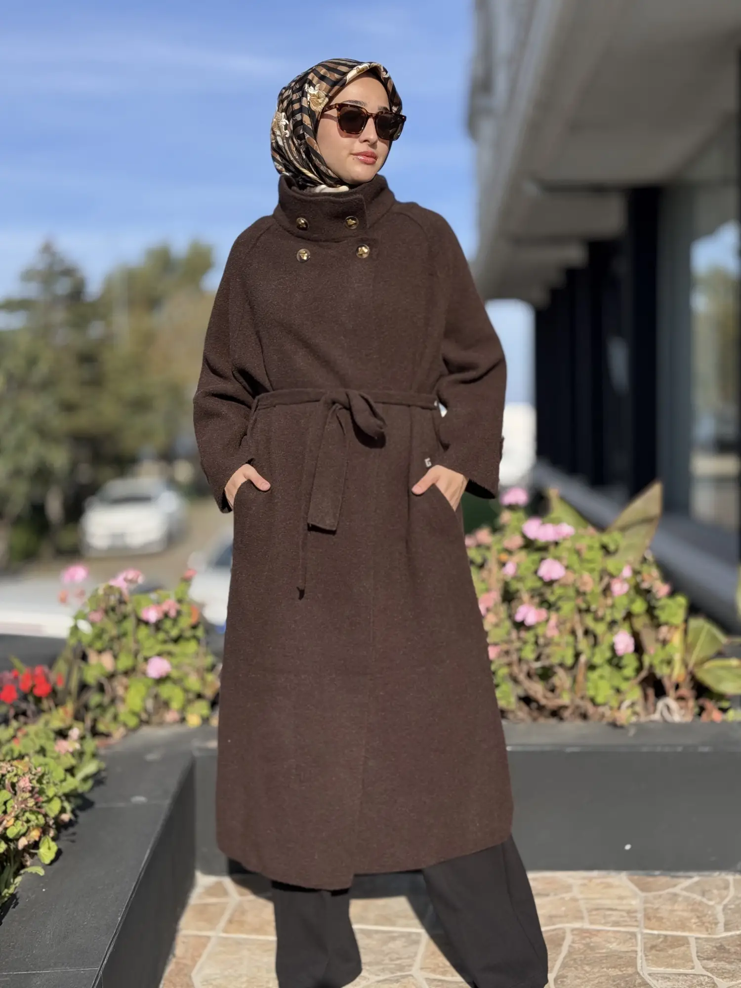 Ghisa Sırt Kapak ve Düğme Detaylı Kaban