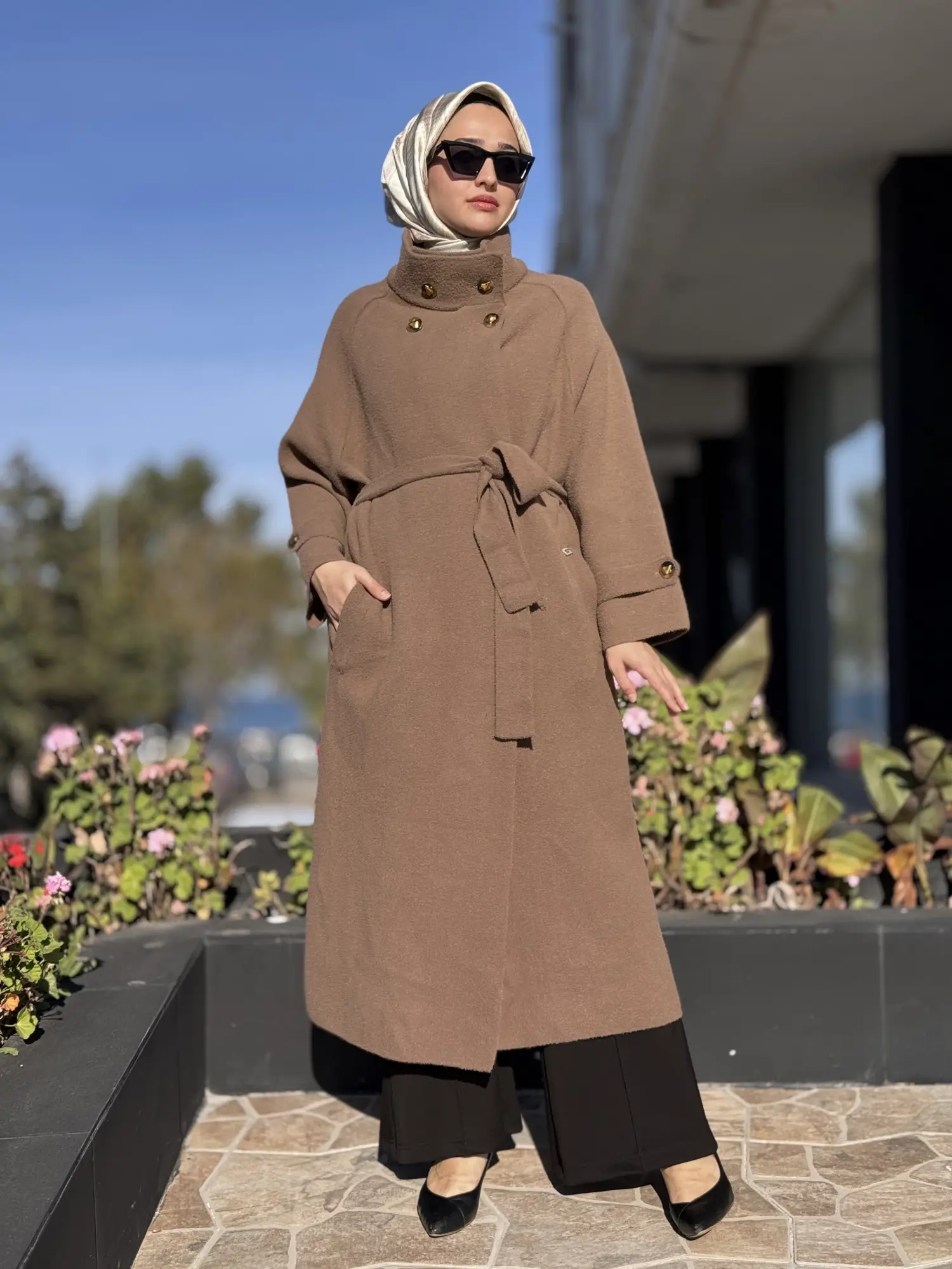 Ghisa Sırt Kapak ve Düğme Detaylı Kaban