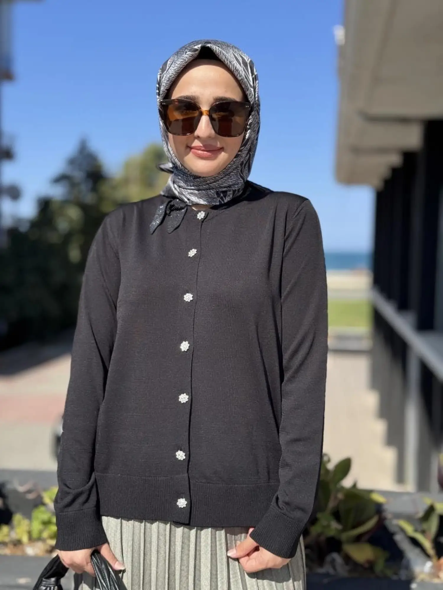 Ghisa Yakası Taşlı Fiyonklu Triko Hırka 3215