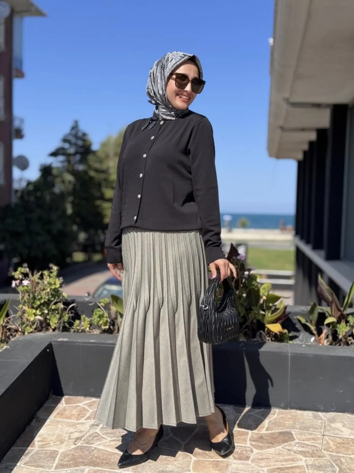 Ghisa Yakası Taşlı Fiyonklu Triko Hırka 3215