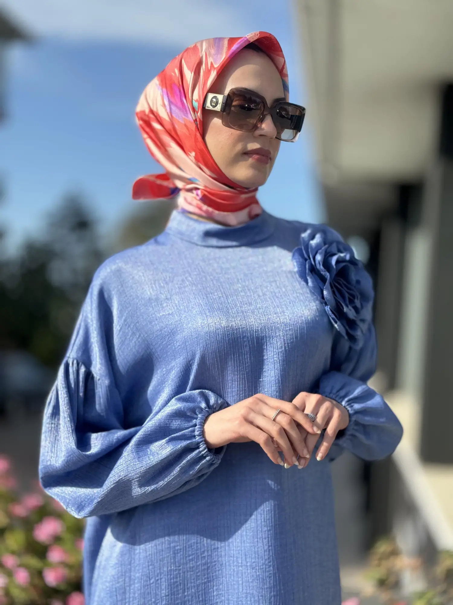 Kahma Düşük Omuz Balon Kol Broşlu Elbise