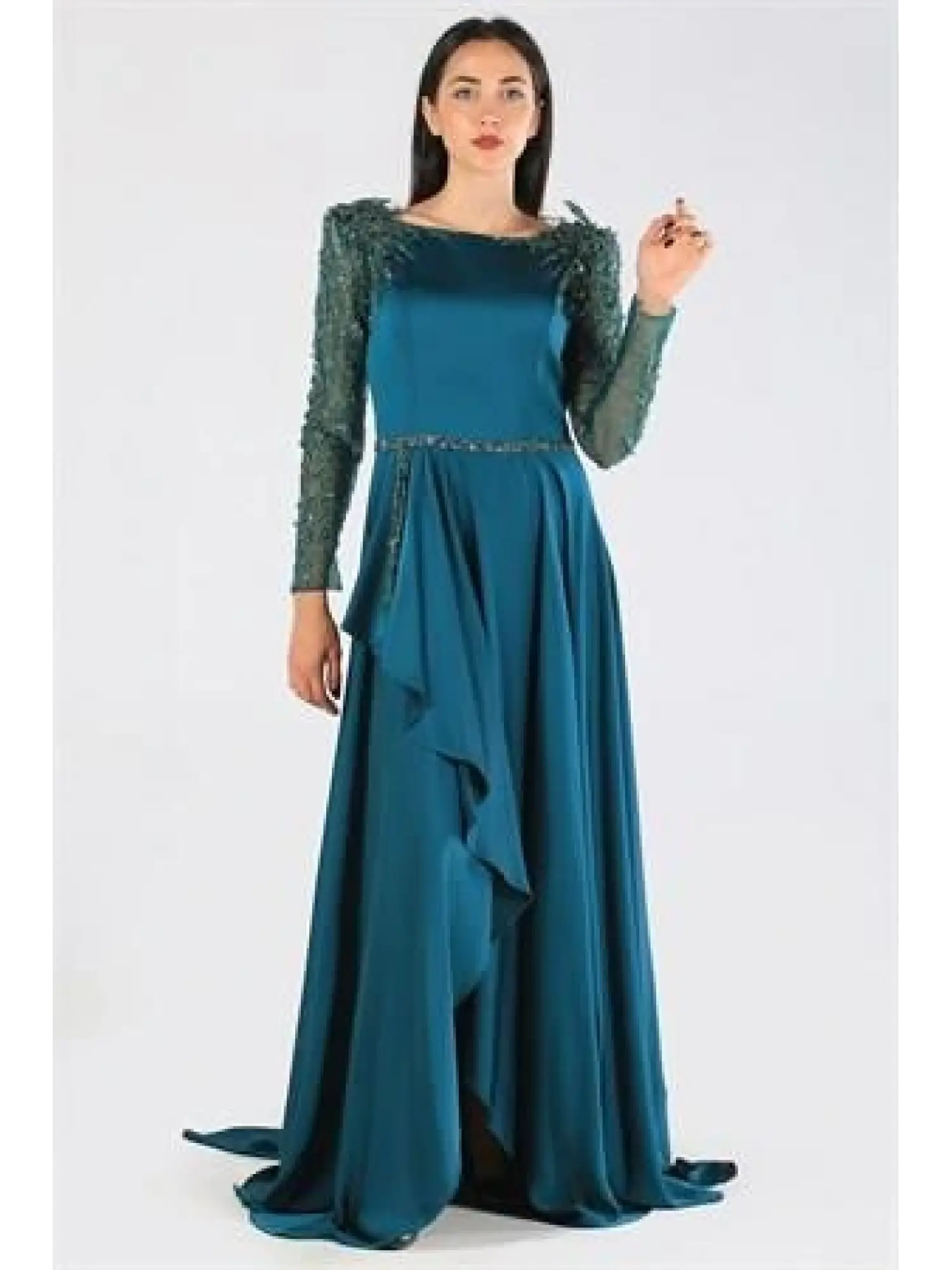 Kenzel Omuz ve Kol İşlemeli Zümrüt Saten Tesettür Abiye Elbise (KENZEL-1053)