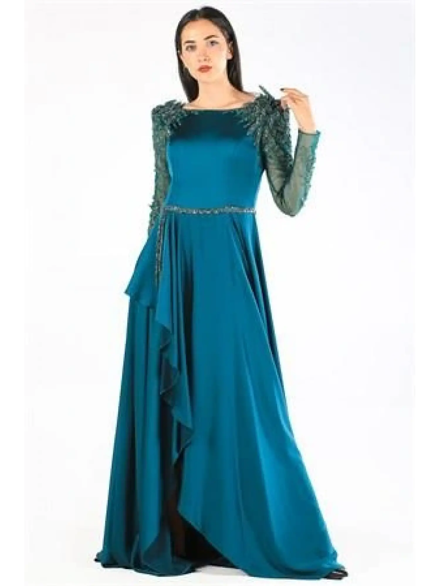 Kenzel Omuz ve Kol İşlemeli Zümrüt Saten Tesettür Abiye Elbise (KENZEL-1053)