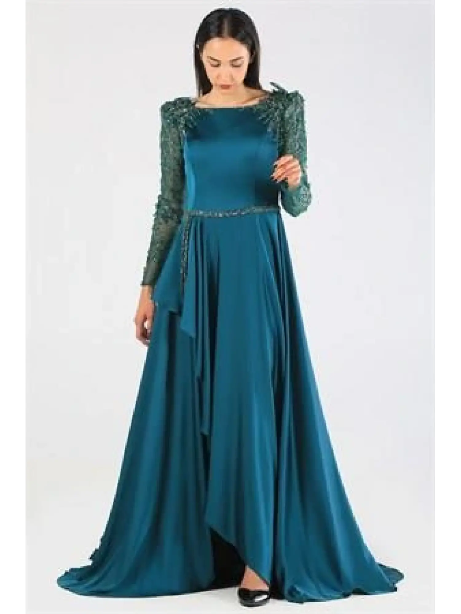 Kenzel Omuz ve Kol İşlemeli Zümrüt Saten Tesettür Abiye Elbise (KENZEL-1053)