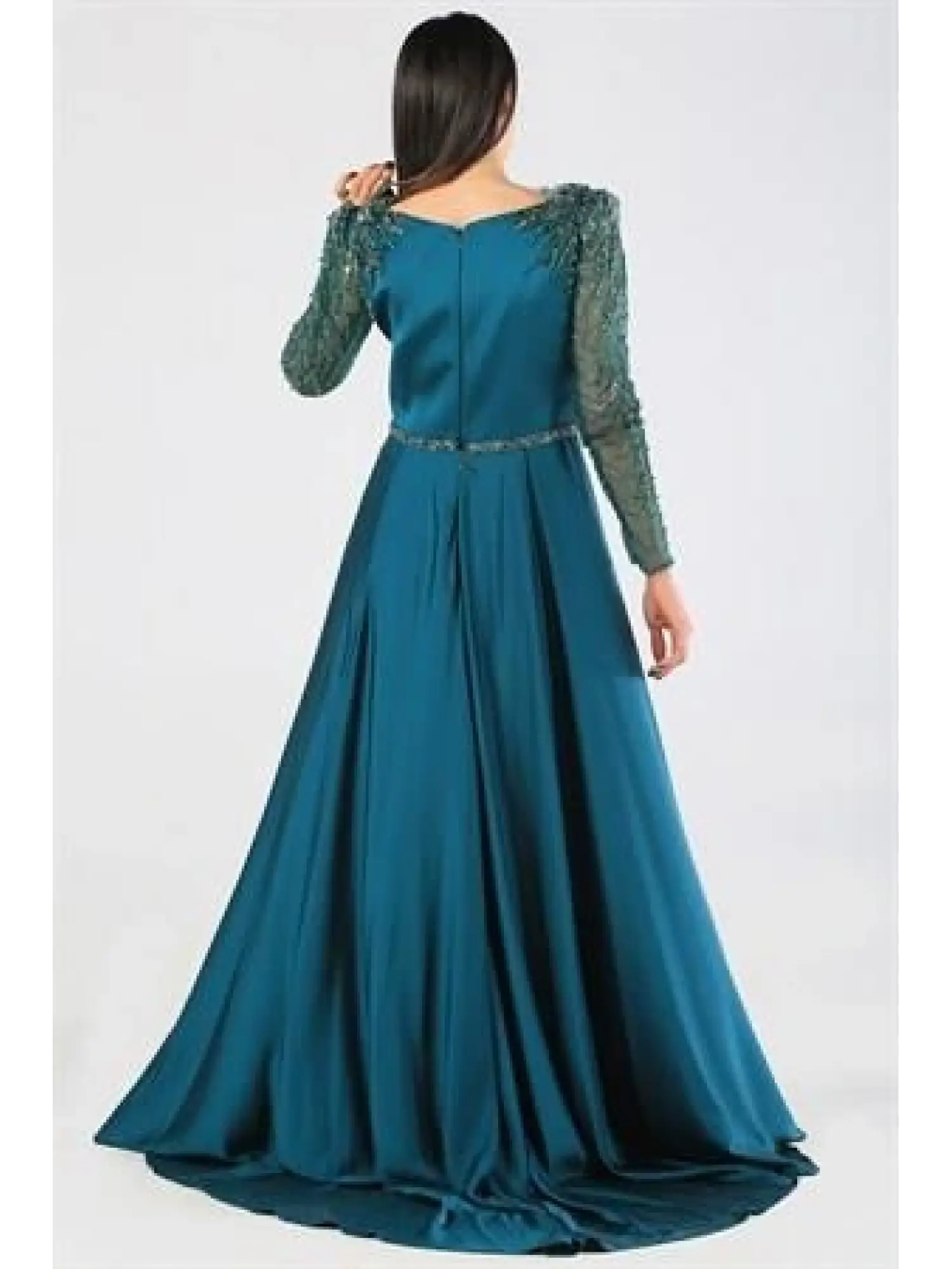 Kenzel Omuz ve Kol İşlemeli Zümrüt Saten Tesettür Abiye Elbise (KENZEL-1053)