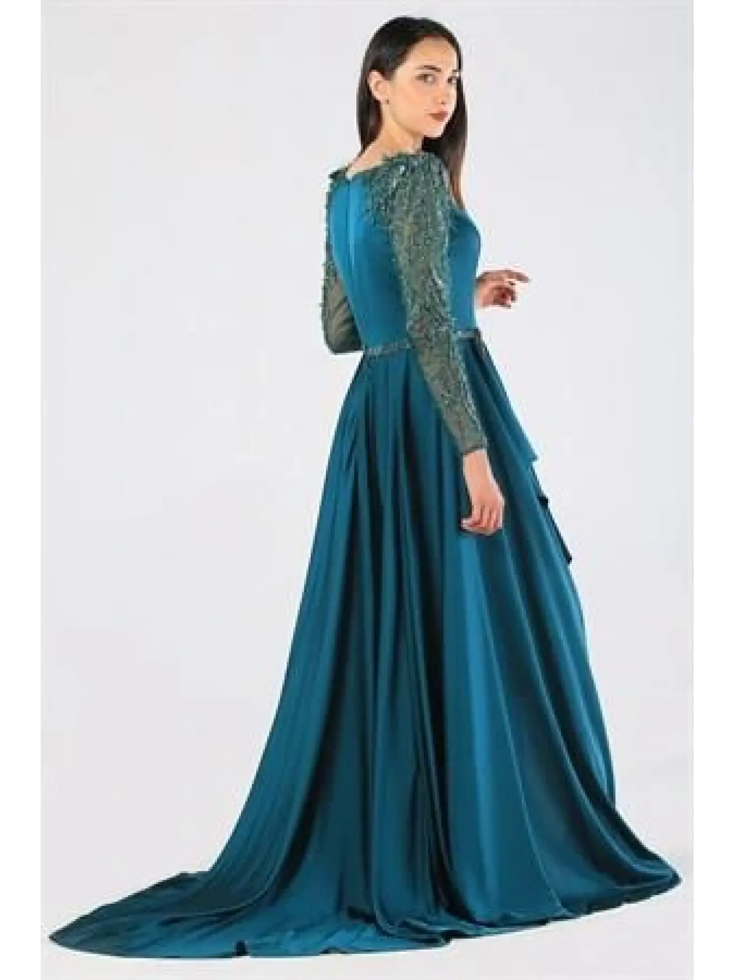 Kenzel Omuz ve Kol İşlemeli Zümrüt Saten Tesettür Abiye Elbise (KENZEL-1053)