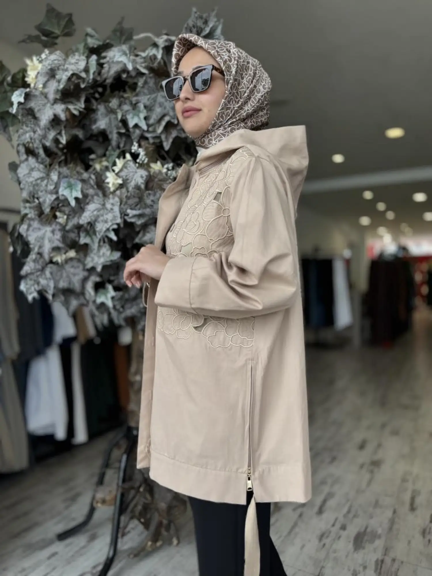 Qupra Kapüşonlu Nakış Detaylı Lazer Kesim Kap WAB81002