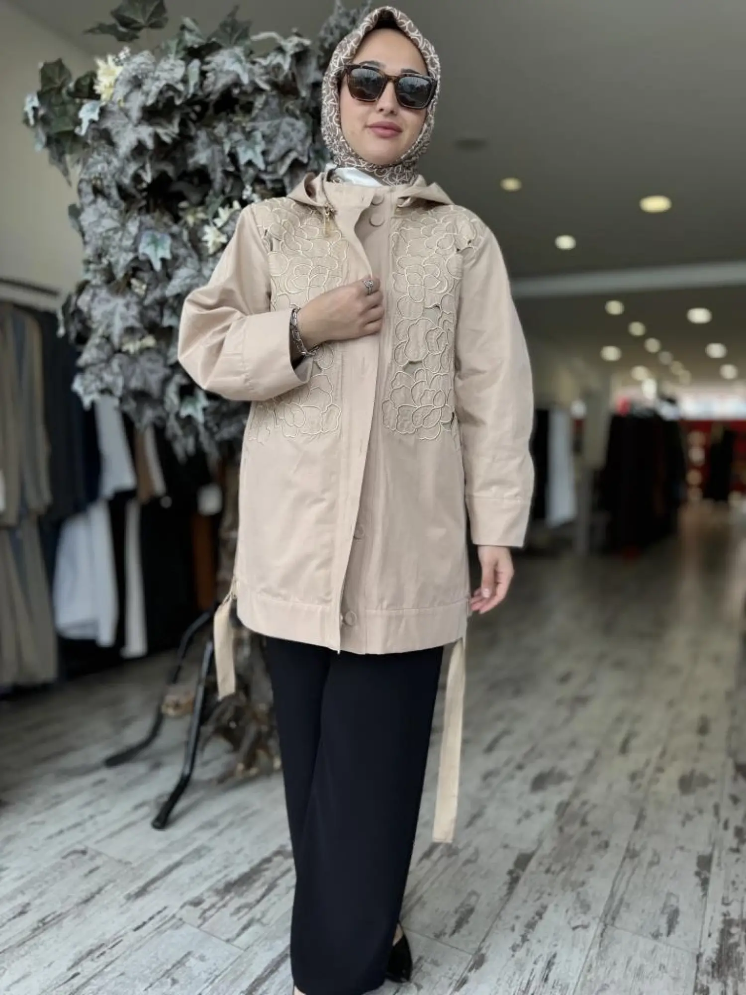 Qupra Kapüşonlu Nakış Detaylı Lazer Kesim Kap WAB81002