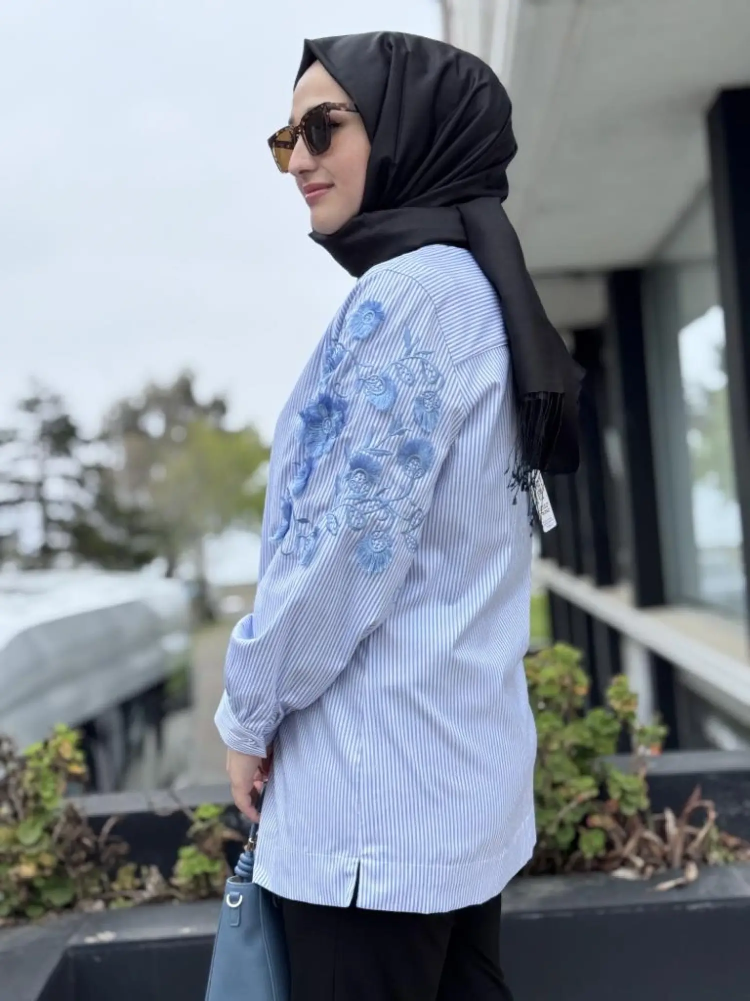 Qupra Kolları Nakışlı Çizgili Poplin Gömlek WAB84009