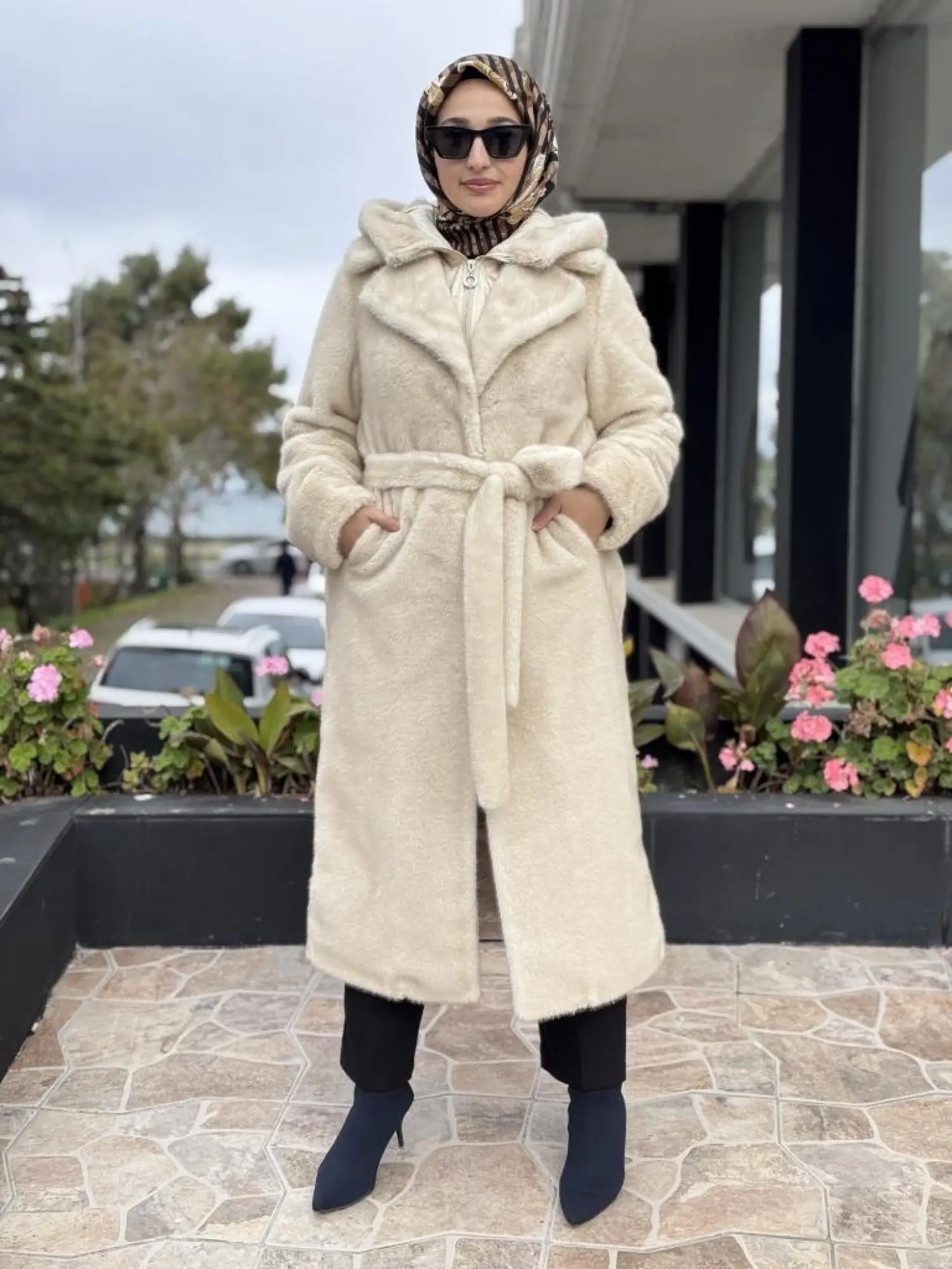 Qupra Seyyar Yaka ve Kapüşon Detaylı Kürk Kaban WAC91043