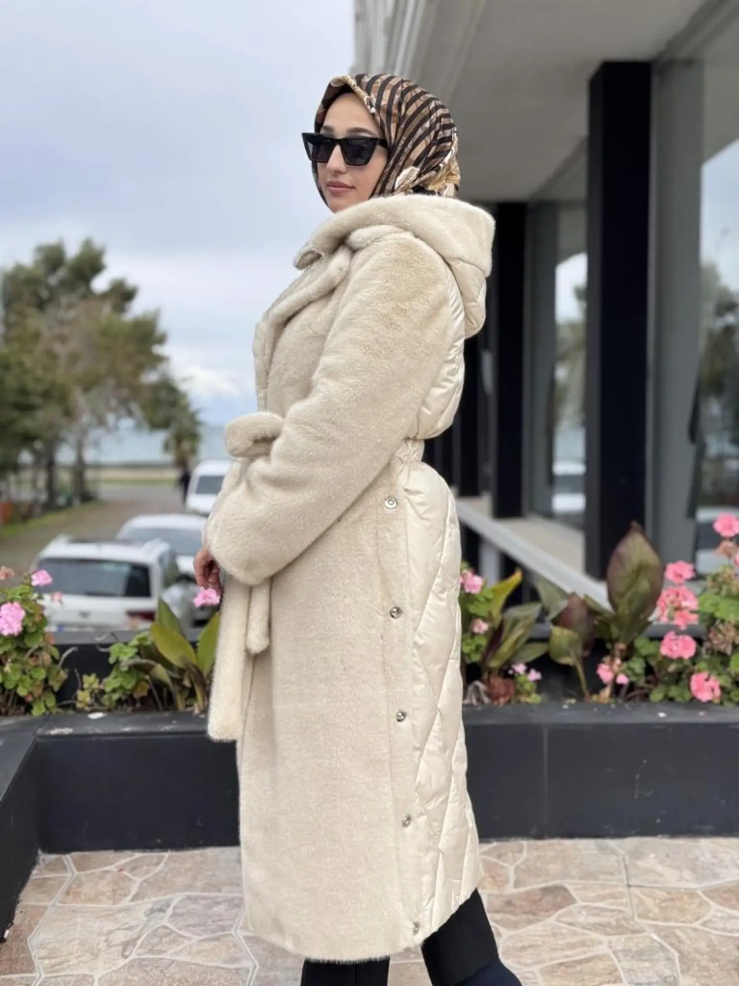 Qupra Seyyar Yaka ve Kapüşon Detaylı Kürk Kaban WAC91043