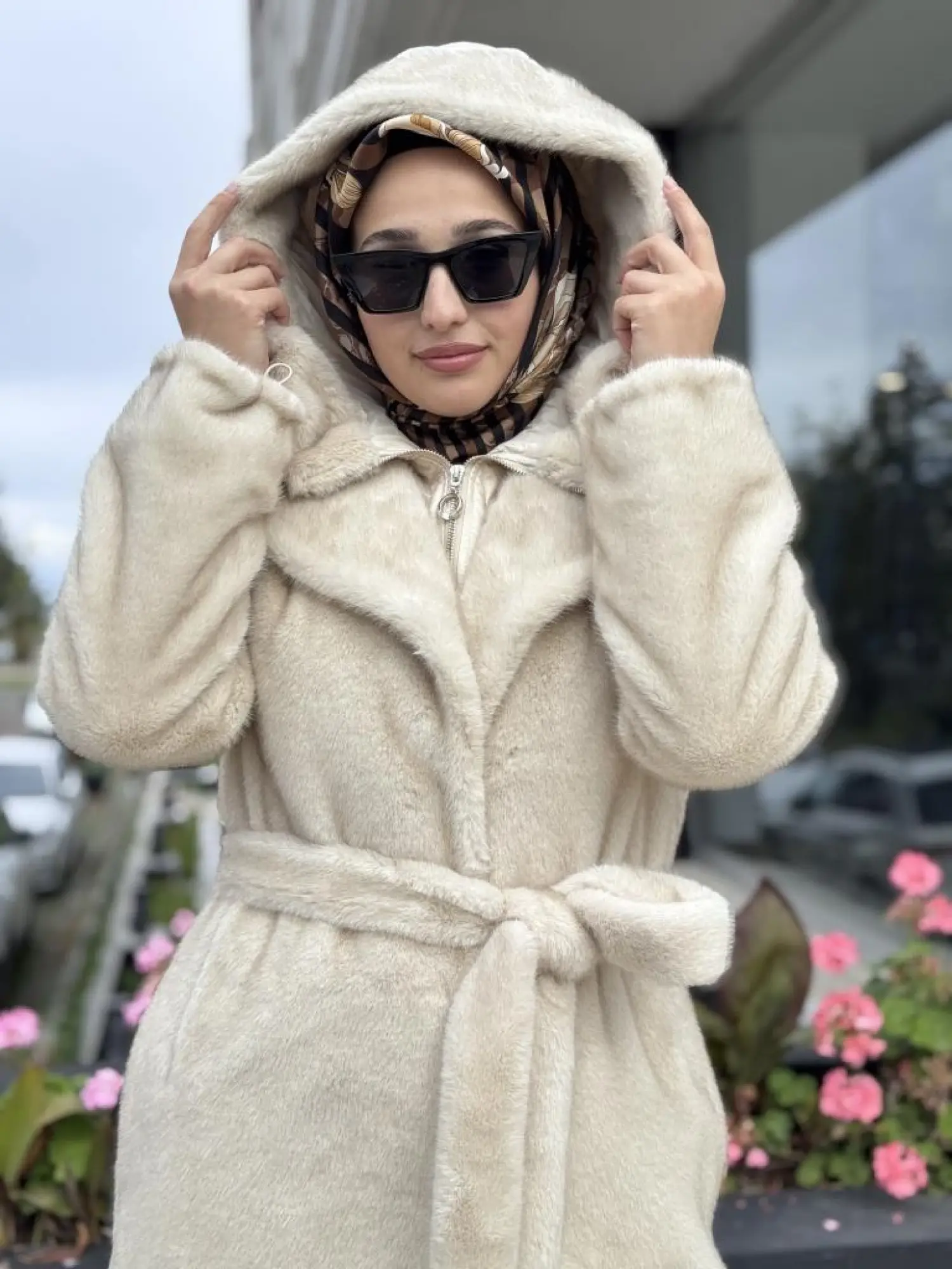 Qupra Seyyar Yaka ve Kapüşon Detaylı Kürk Kaban WAC91043