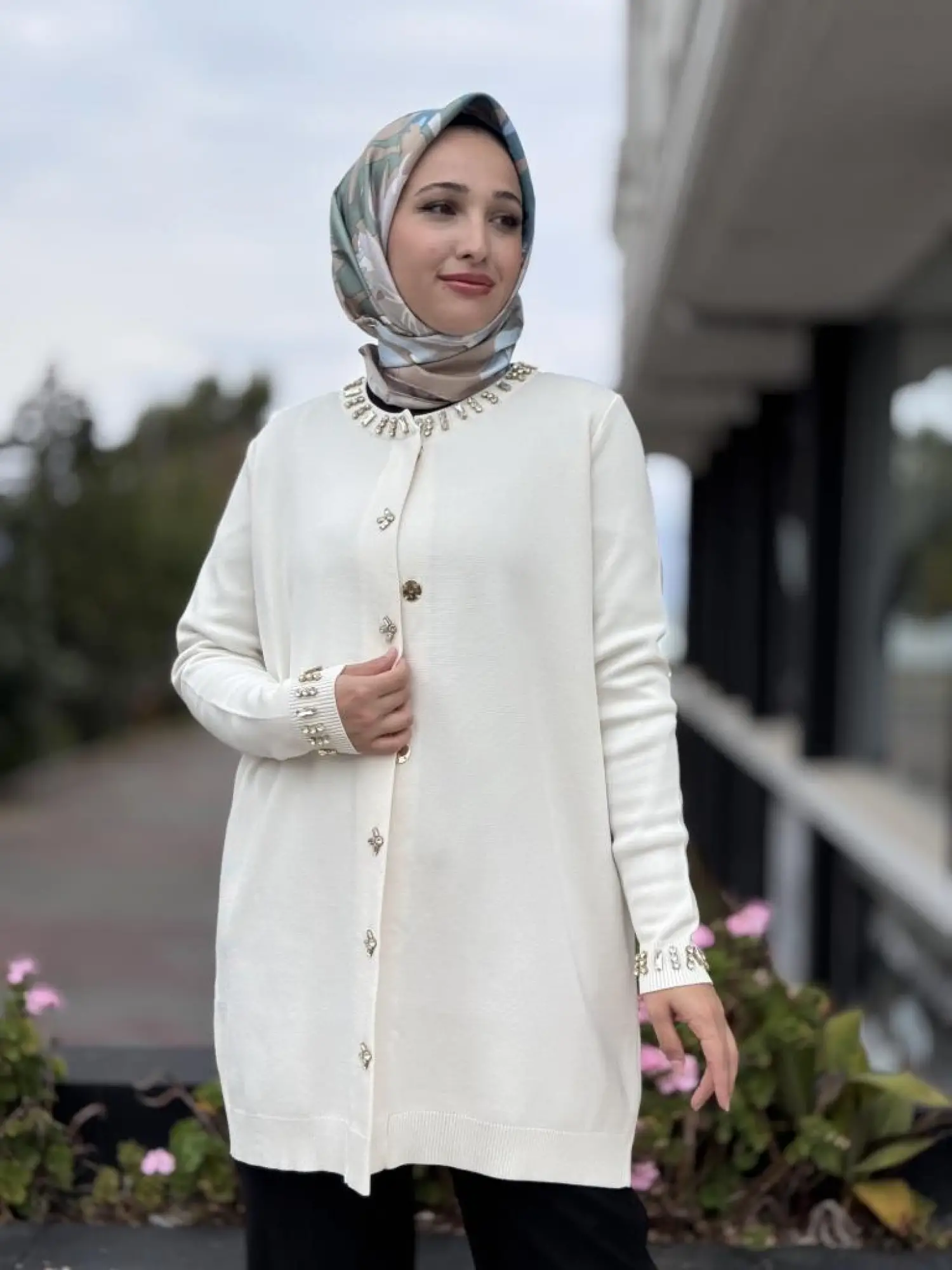 Tığ Triko Yakası ve Önü Taşlı Rayon Ceket CKT21716