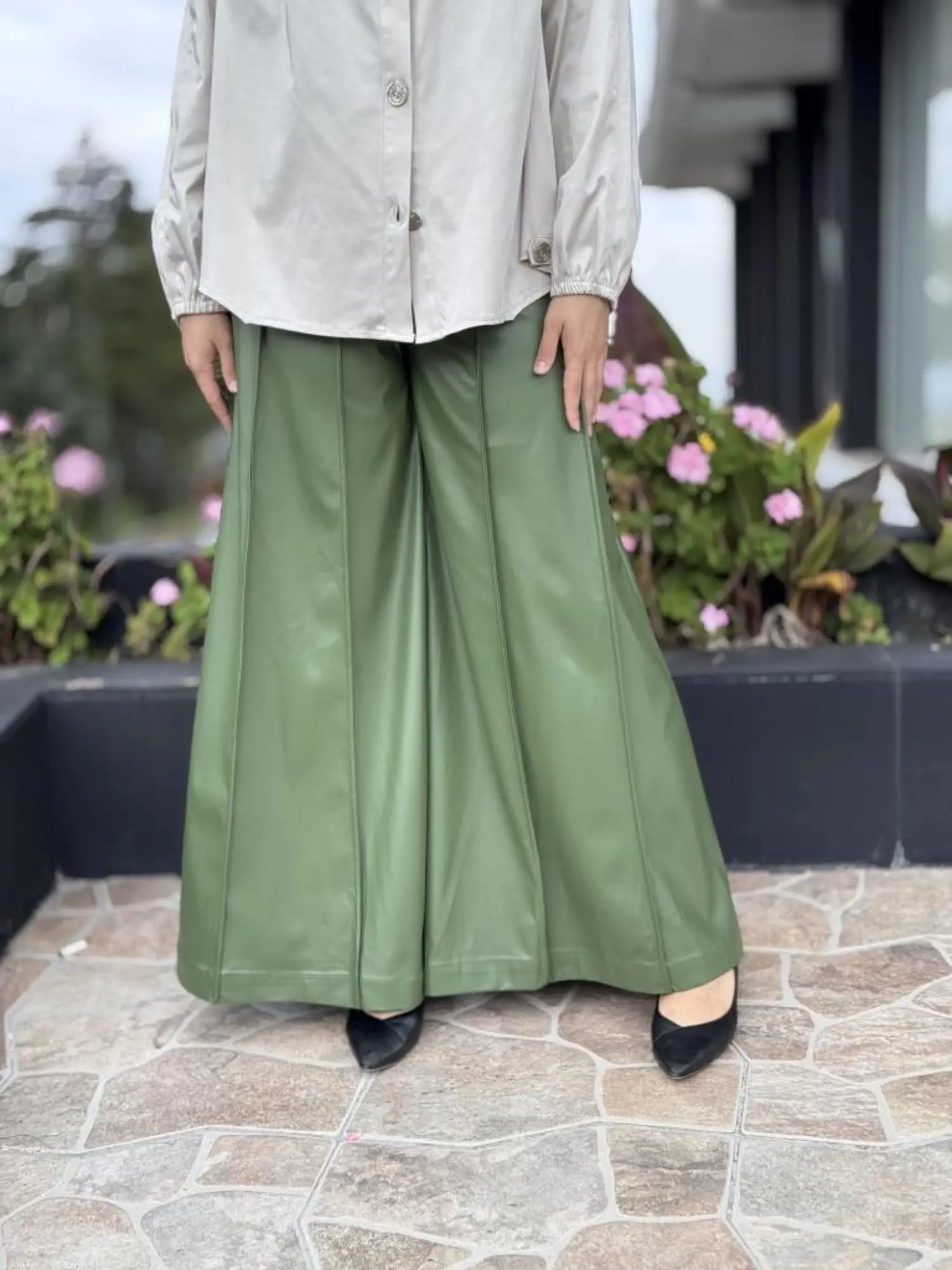 Vuu Dikiş Detaylı Geniş Paça Deri Pantolon