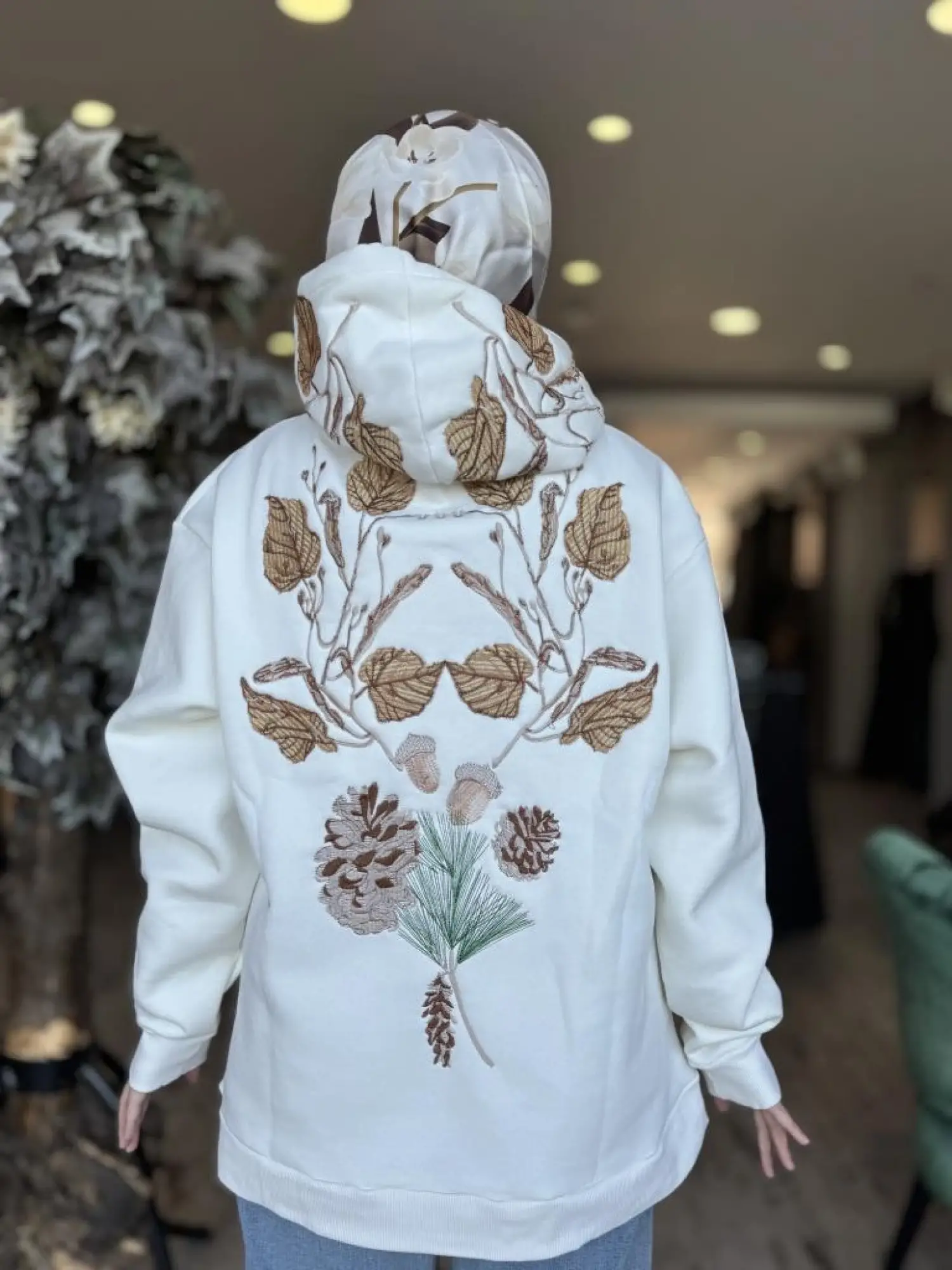 Vuu Sırtı Nakışlı Kapüşonlu Sweatshırt 24FW11V115