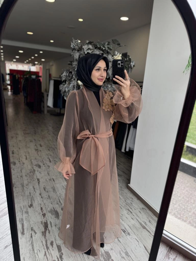 Almarwah Yakası Boncuk İşlemeli Organze Kap 90518