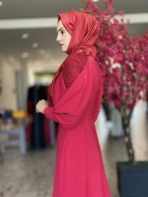 Kenzel Kırmızı Taşlı Saten Tesettür Abiye Elbise (KENZEL2104)