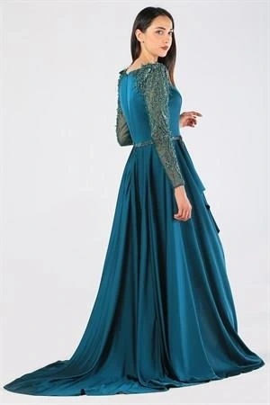 Kenzel Omuz ve Kol İşlemeli Zümrüt Saten Tesettür Abiye Elbise (KENZEL-1053)