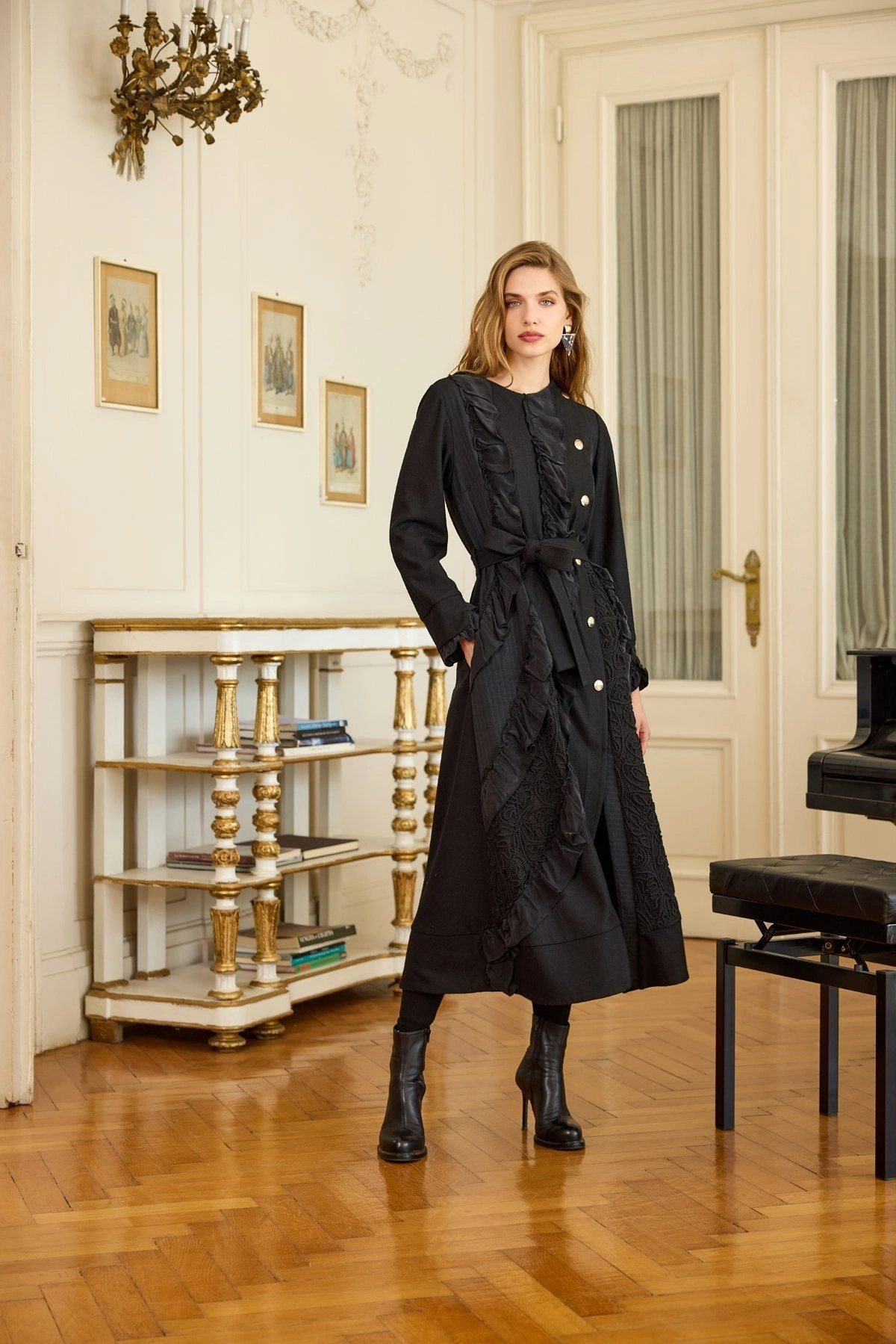 Misswhence Nakış ve İpek Fırfır Detaylı Ezme Keçe Siyah Pardesü 36500