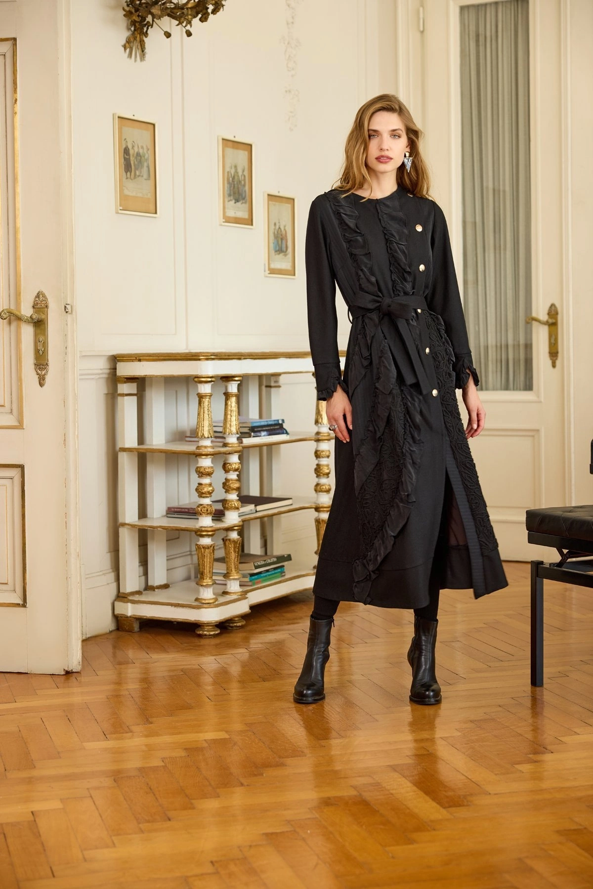 Misswhence Nakış ve İpek Fırfır Detaylı Ezme Keçe Siyah Pardesü 36500