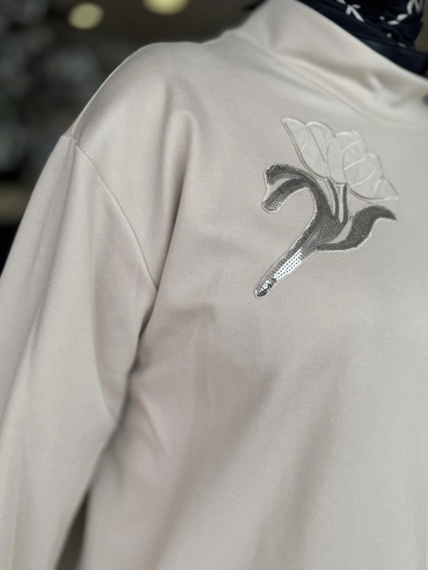 Kahma Omuz Gül Payet Detaylı Bluz