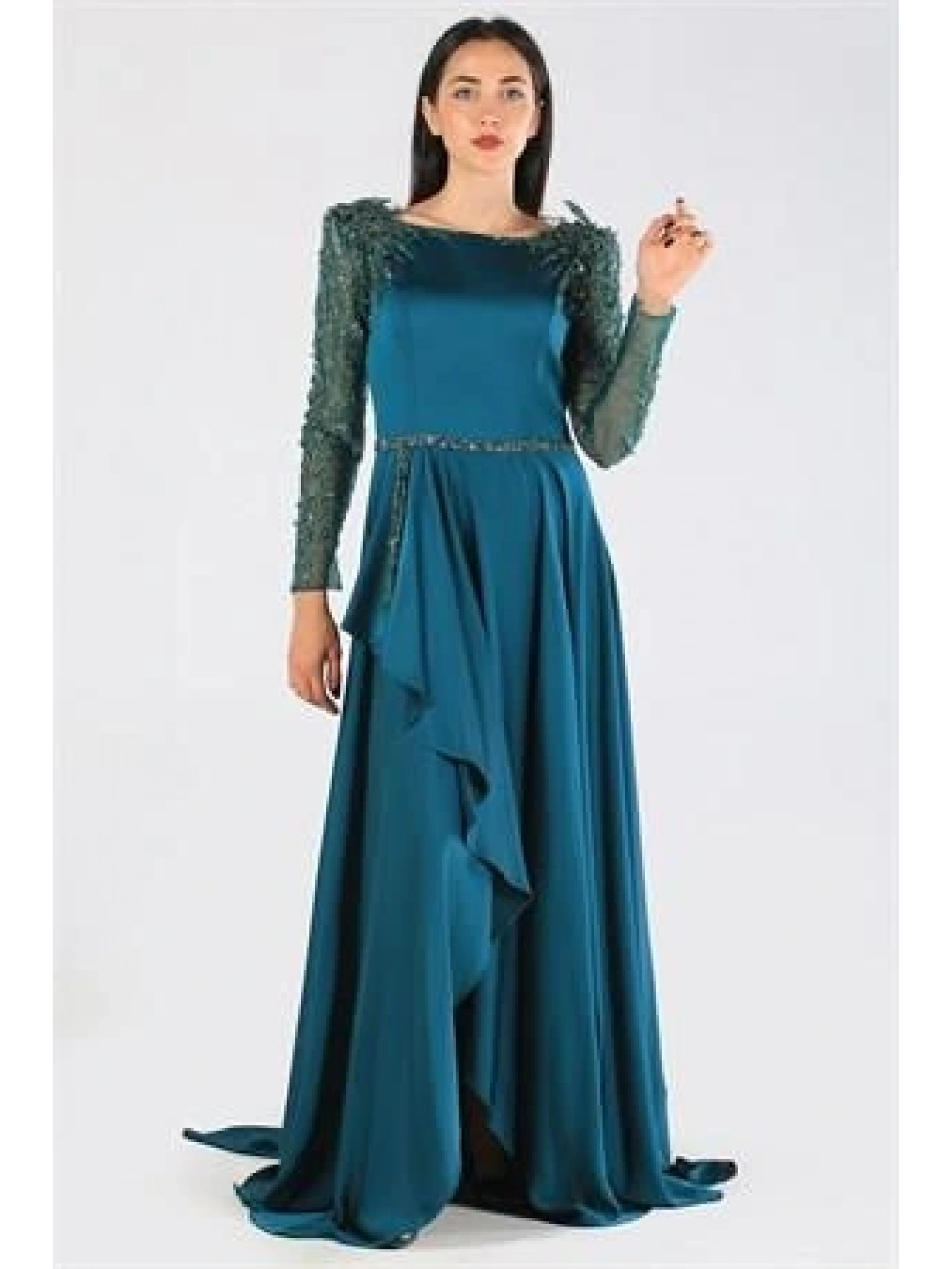 Kenzel Omuz ve Kol İşlemeli Zümrüt Saten Tesettür Abiye Elbise (KENZEL-1053)