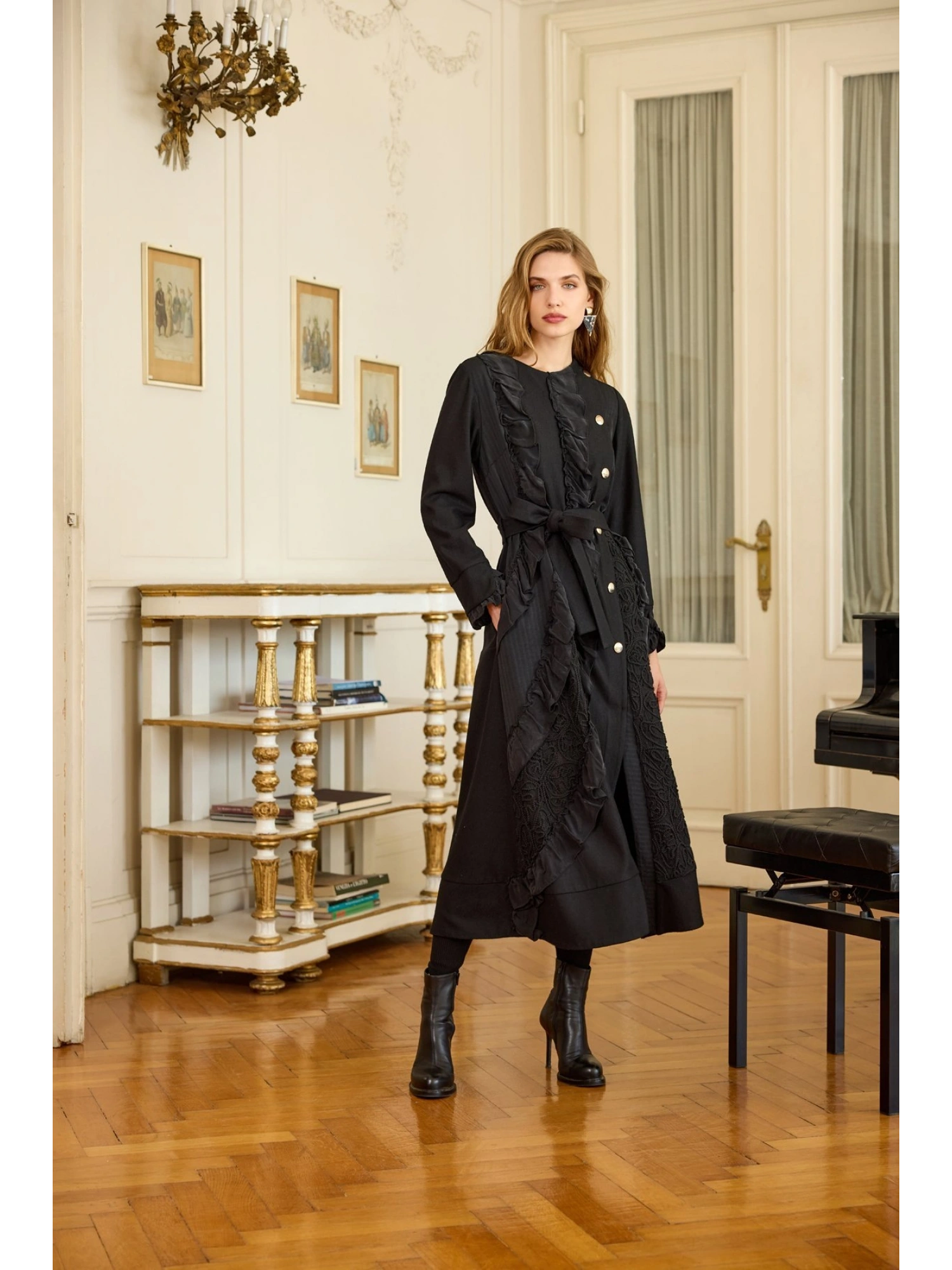 Misswhence Nakış ve İpek Fırfır Detaylı Ezme Keçe Siyah Pardesü 36500