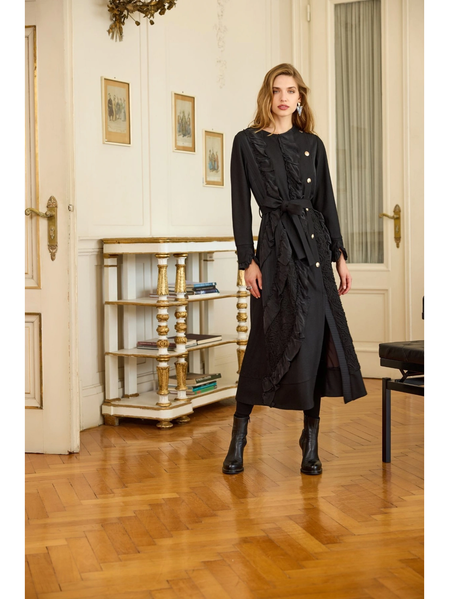 Misswhence Nakış ve İpek Fırfır Detaylı Ezme Keçe Siyah Pardesü 36500