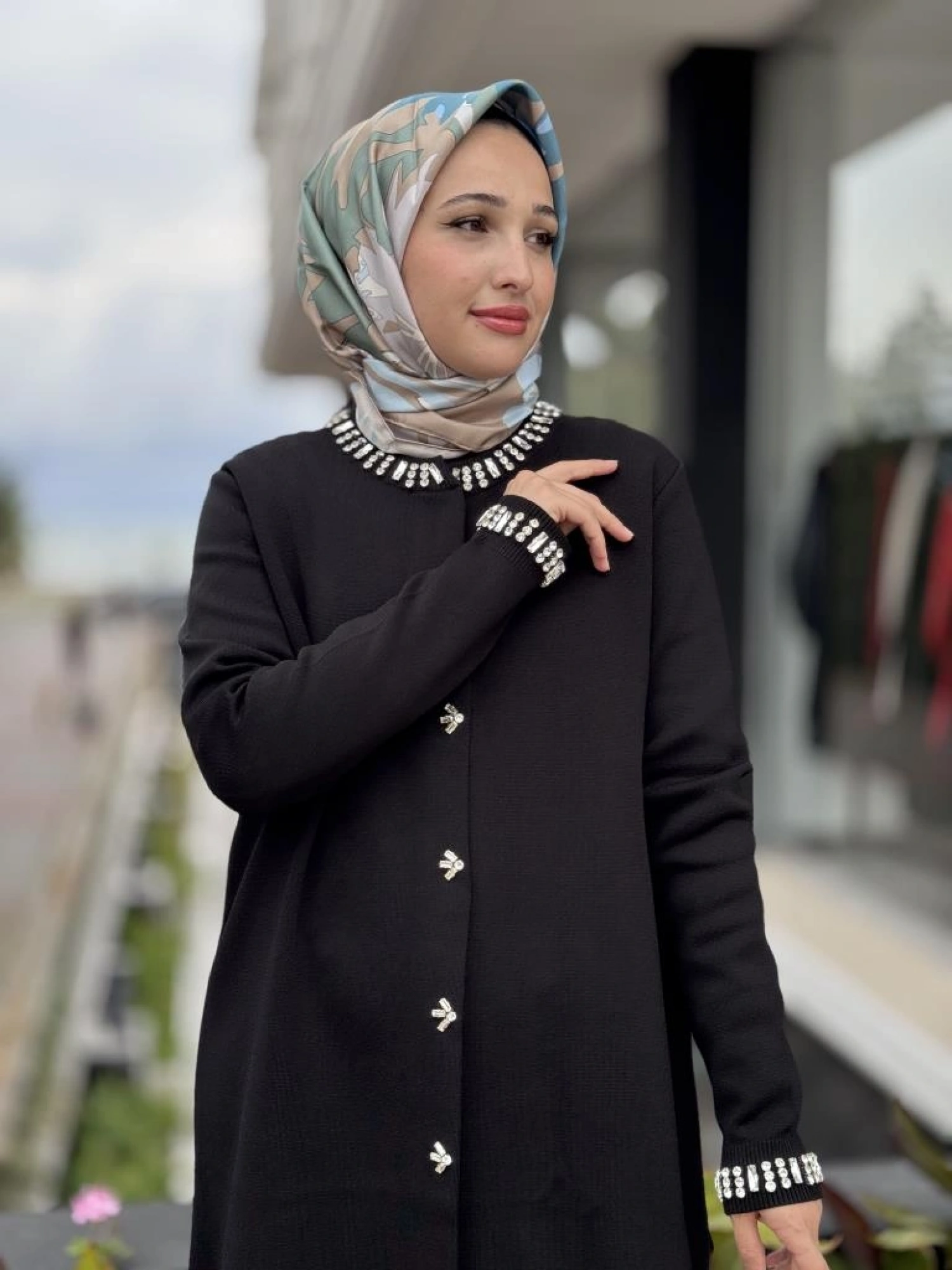 Tığ Triko Yakası ve Önü Taşlı Rayon Ceket CKT21716